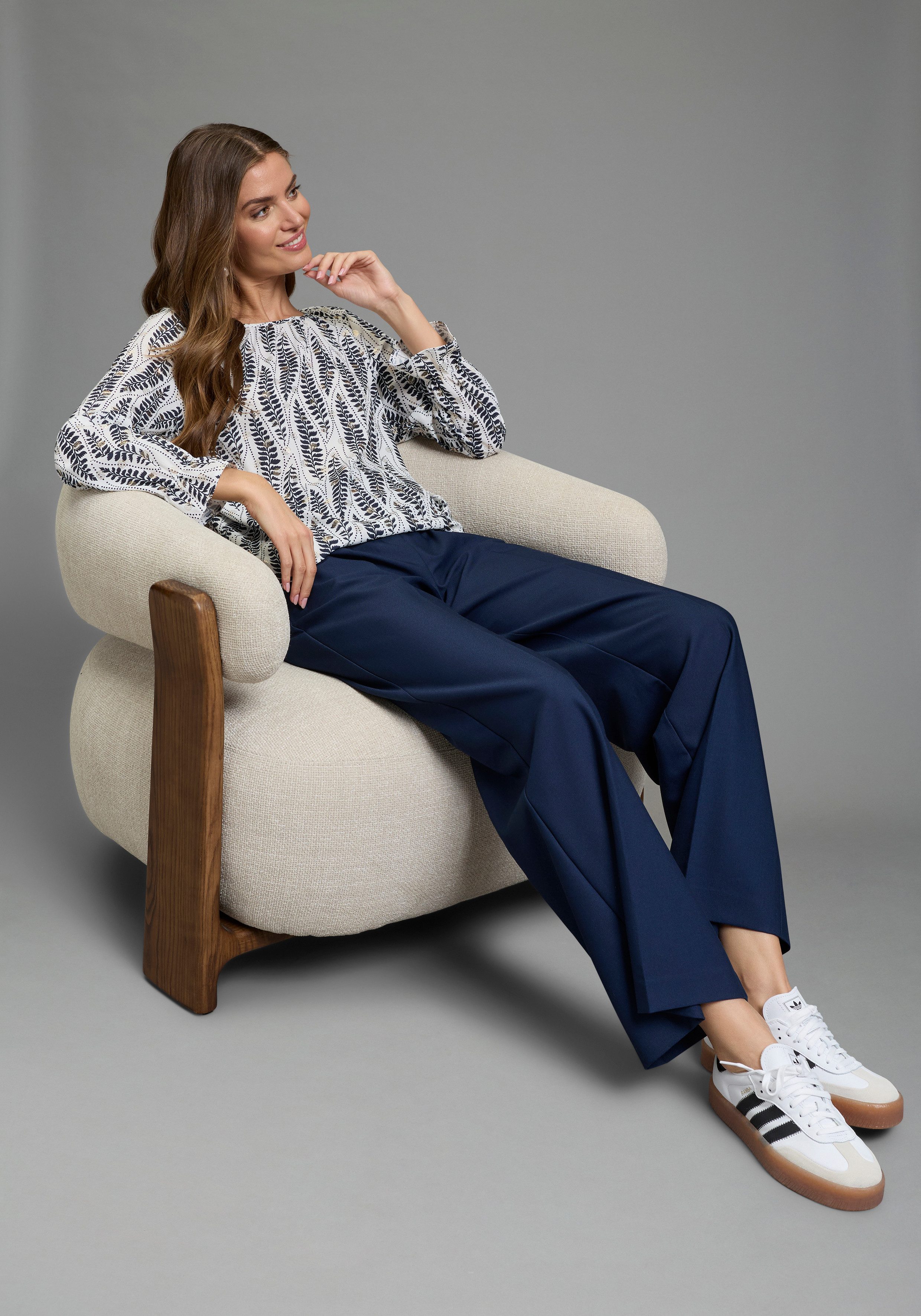 Laura Scott Schlupfbluse im femininen Look, bedruckt mit kleinen, goldfarbenen Details – Bild 4 von 5