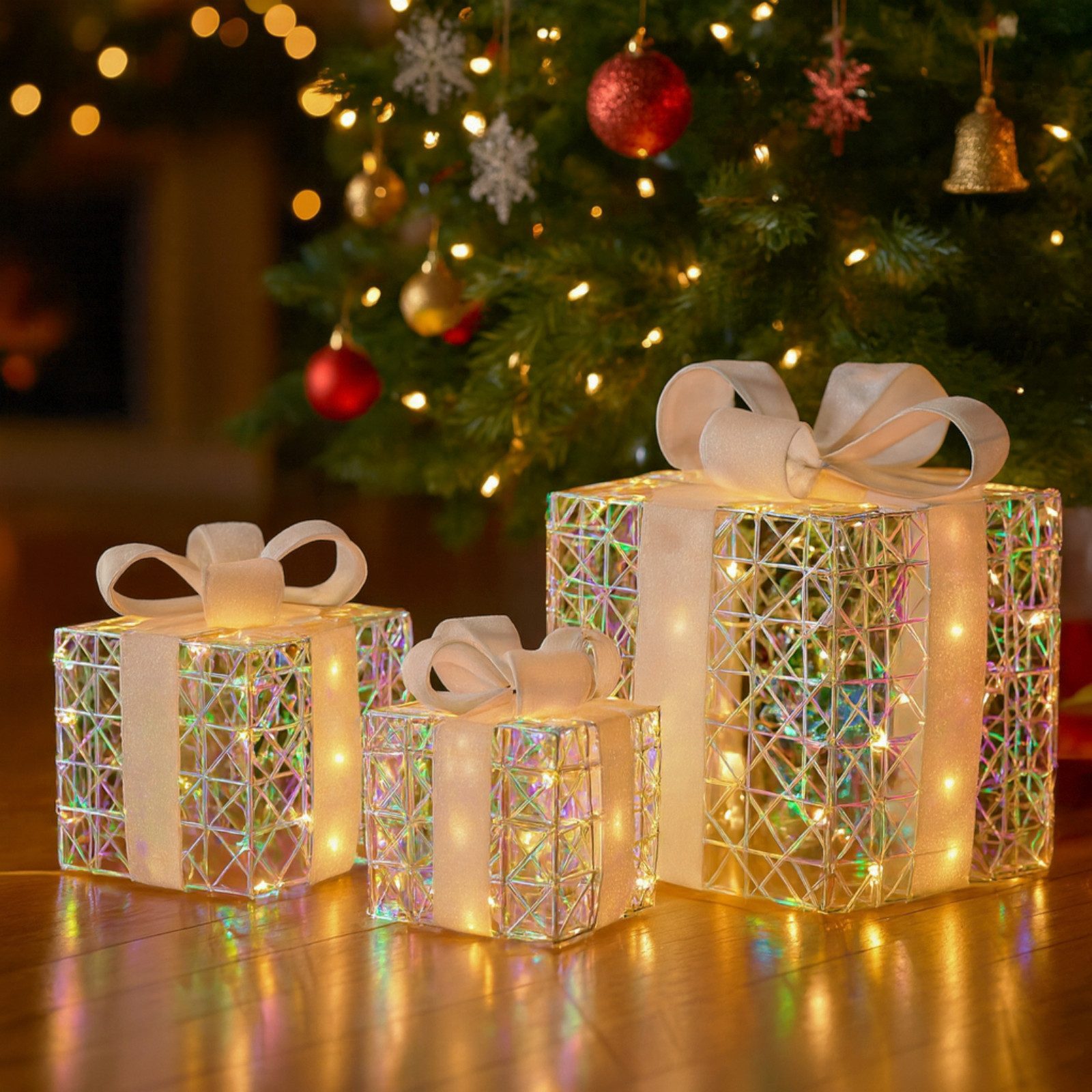 Koopman Dekoobjekt Weihnachtsgeschenke Weihnachtsdeko 90 LED´s Schillernd 3er Set (1 St., 3tlg), 3 Größen, 20x20x24cm, 25x25x30cm, 15x15x17,5cm, Batteriebetrieb