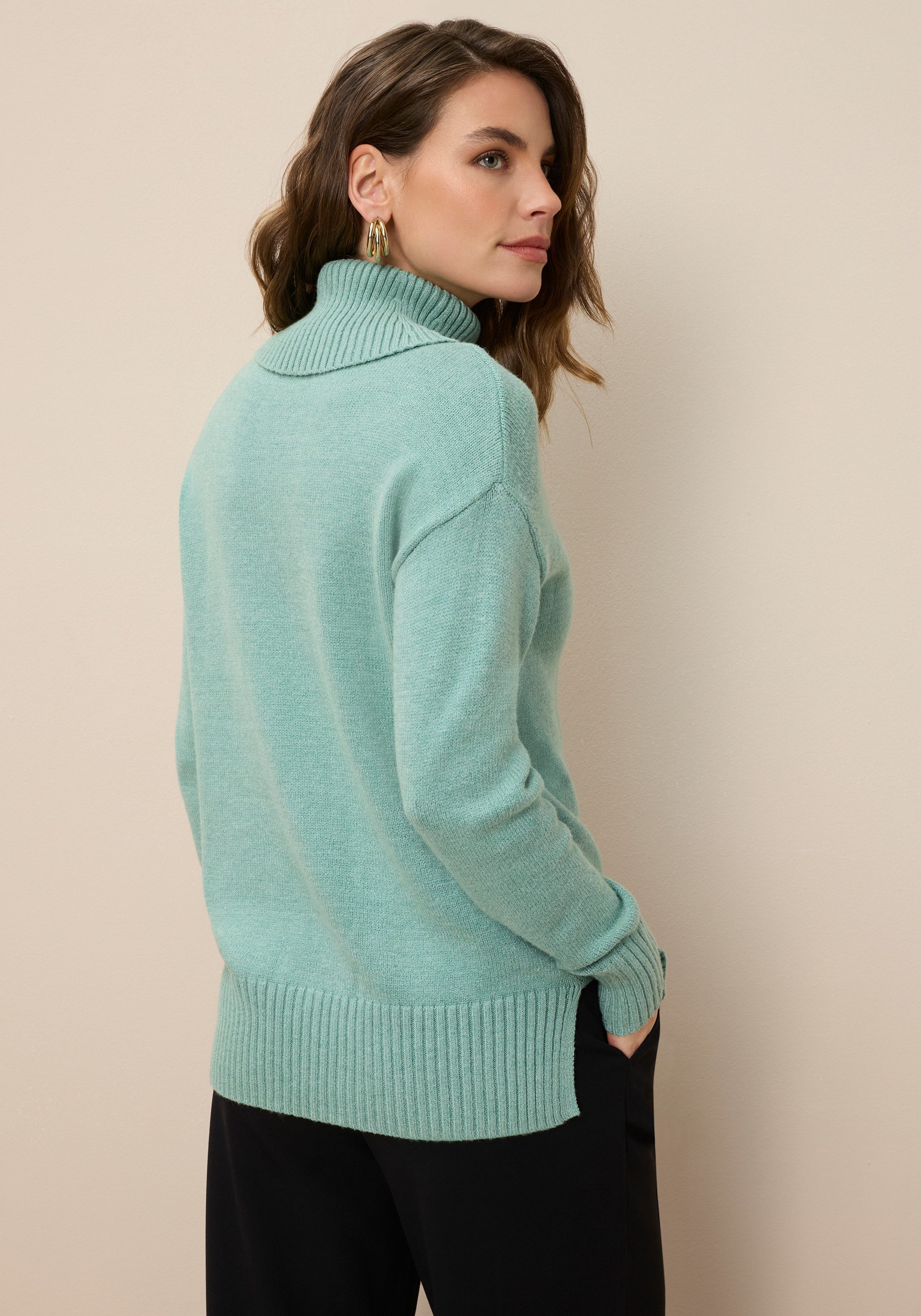 Tamaris Rollkragenpullover aus weicher Viskosemischung in lässiger Form mit seitlichen Schlitzen