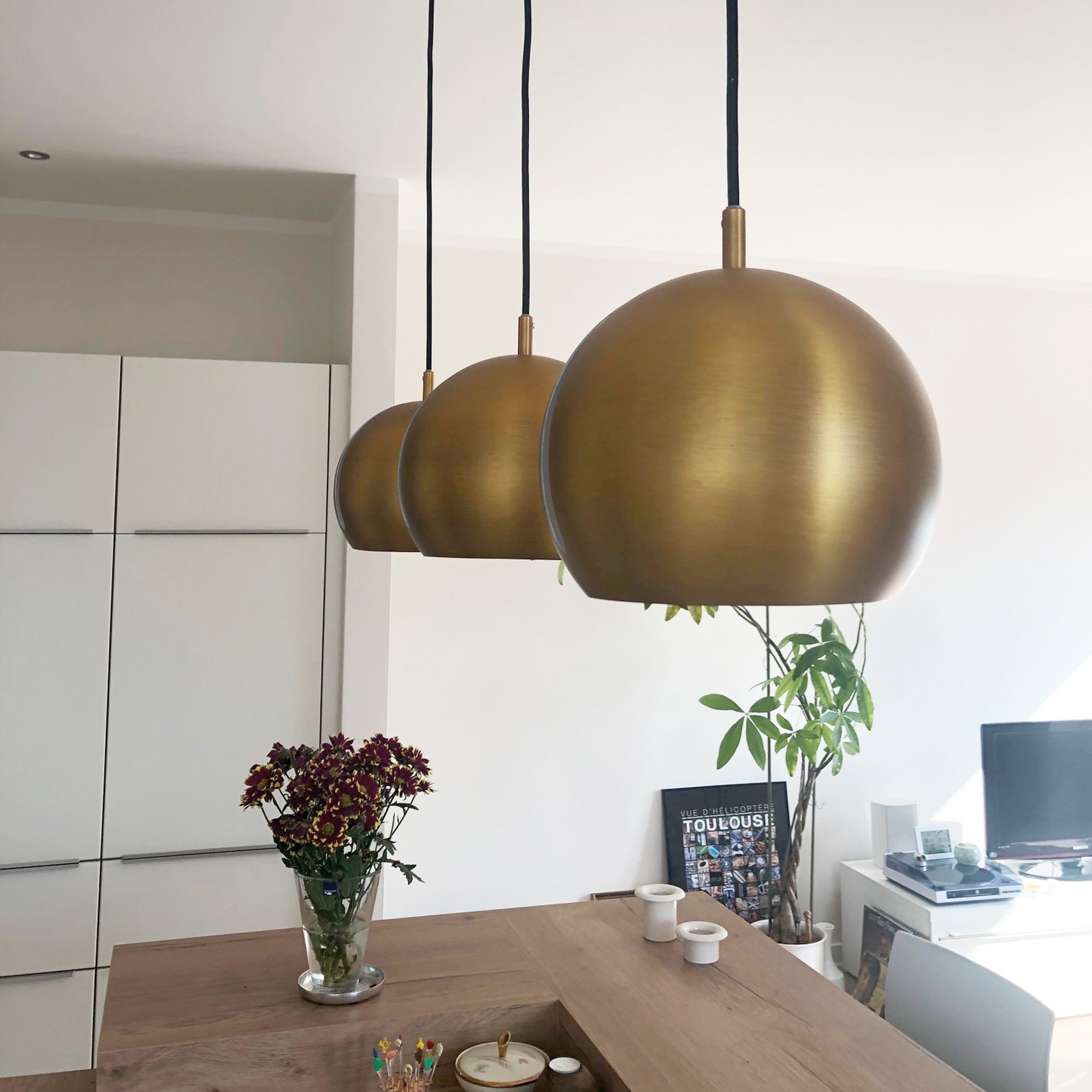 s.luce Pendelleuchte Ball Esstisch-Hängeleuchte 1-Phasen-Schiene 200cm Ø30cm Mittel Gold