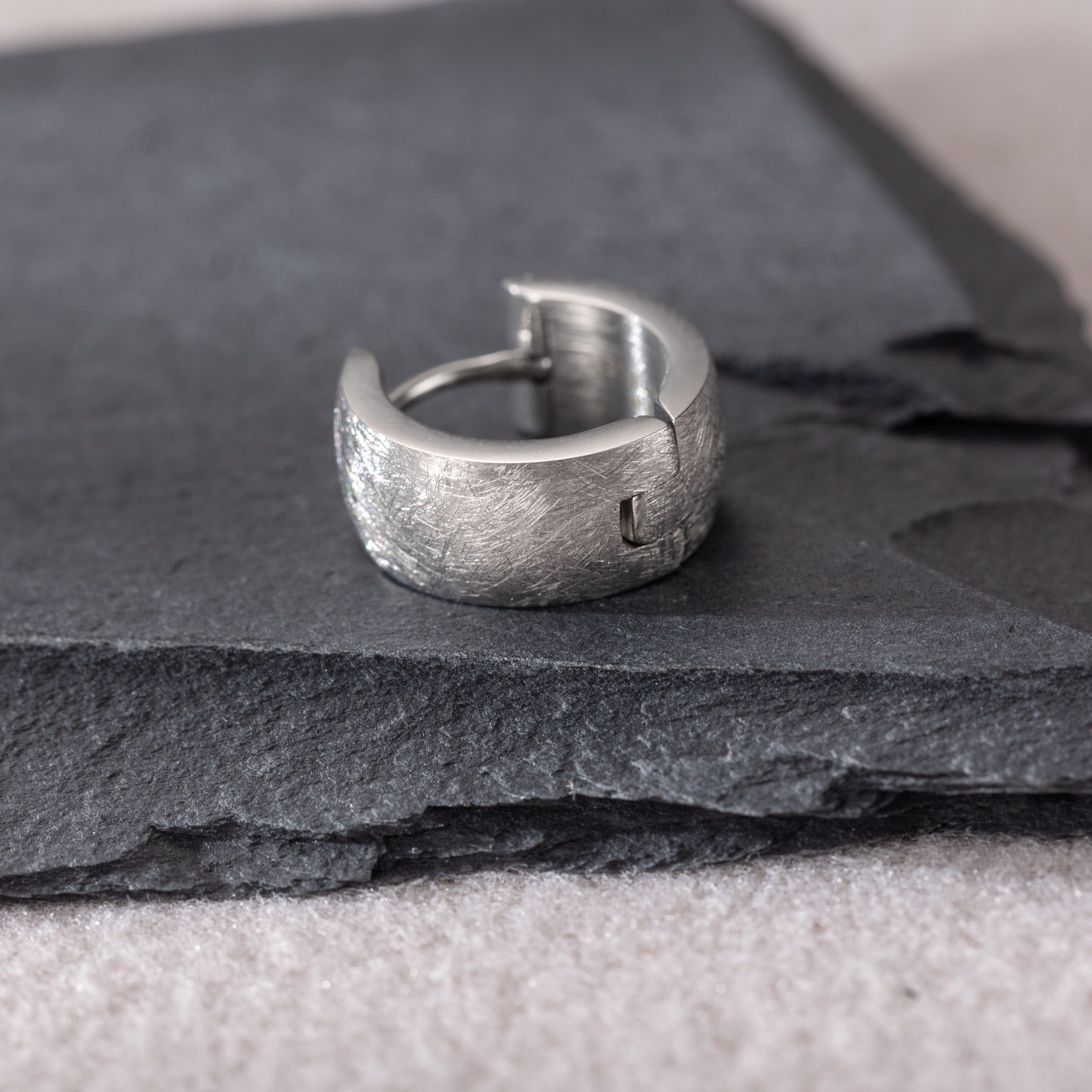 Firetti Single-Creole Schmuck Geschenk Edelstahl Ohrschmuck Ohrring Ice Scratch