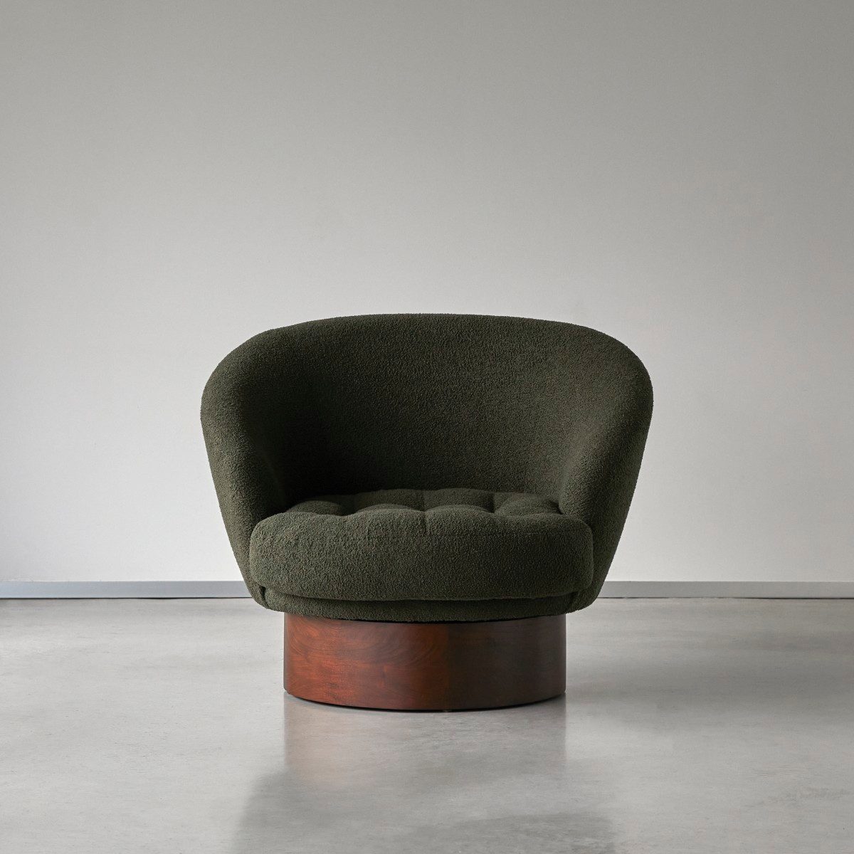 Tikamoon Sessel Sessel Ines aus massivem Mindiholz mit grünem Bouclé-Stoffbezug, 1-Sit