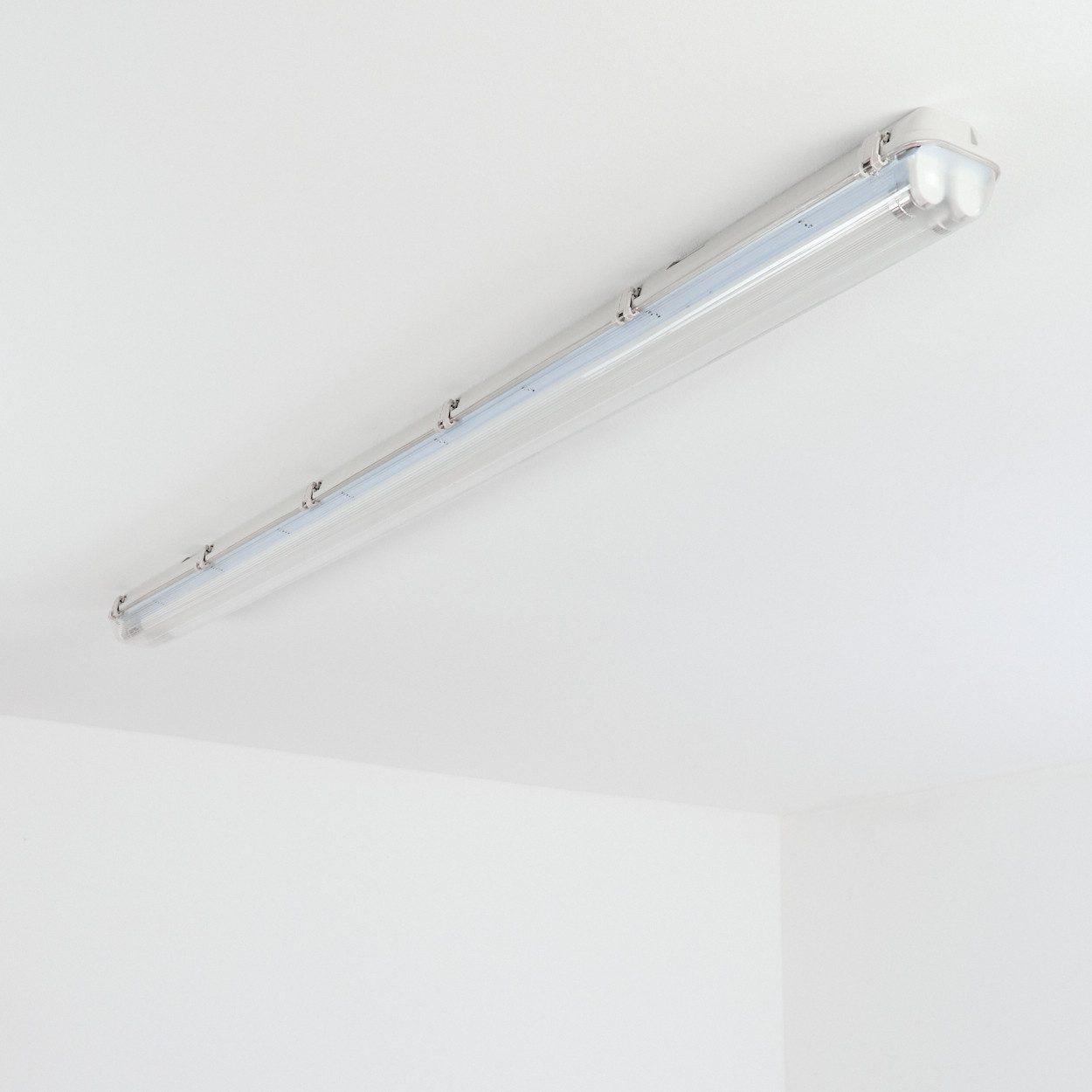 hofstein Deckenleuchte Deckenlampe aus Metall/Kunststoff, Grau/Weiß/Klar, Badezimmer geeignet, moderne Deckenleuchte, 51 Watt, 4100 Lumen, 4000 Kelvin, IP65
