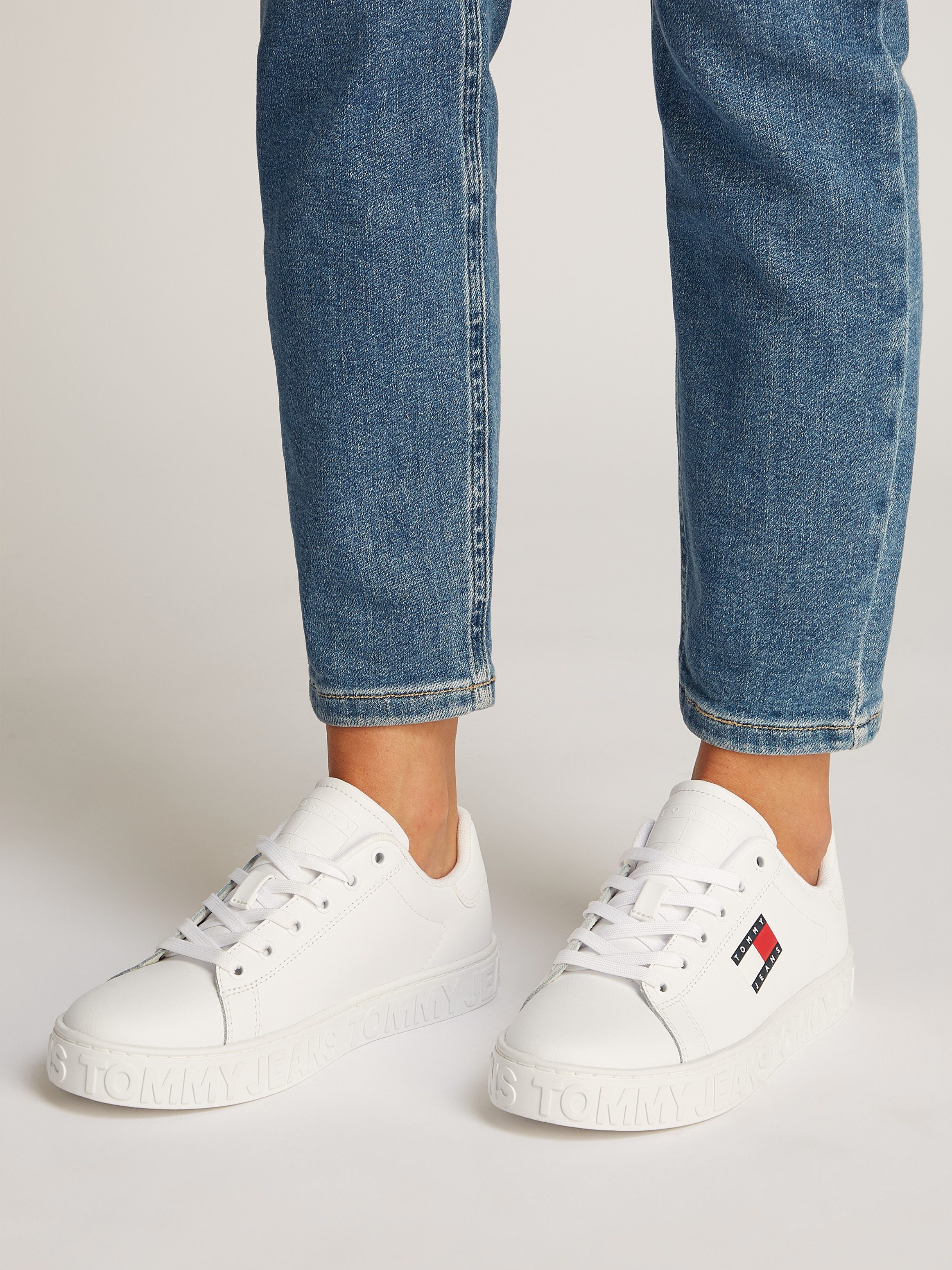 Tommy Jeans TJW LOGO OUTSOLE SNEAKER ESS Plateausneaker, Freizeitschuh, Halbschuh, Schnürschuh mit seitlicher Logoflagge
