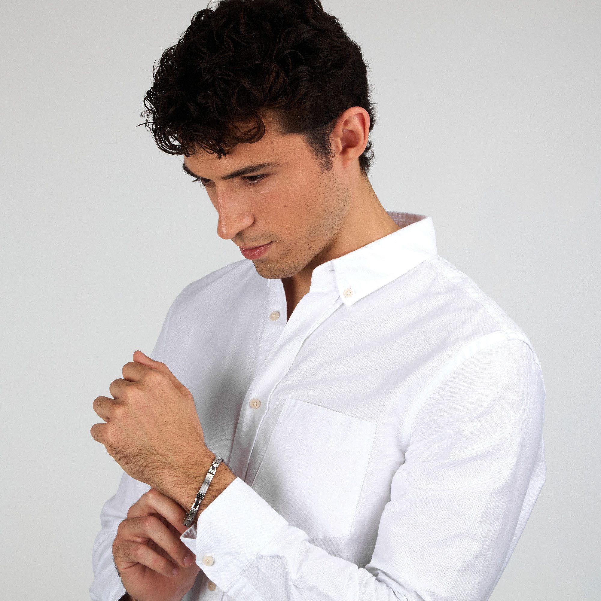 MASERATI Armband Iconic JM218AMF03, 20,5 cm – Herrenarmband aus Edelstahl in Silber, Maskuliner Schmuck mit Gravur & Logo-Detail