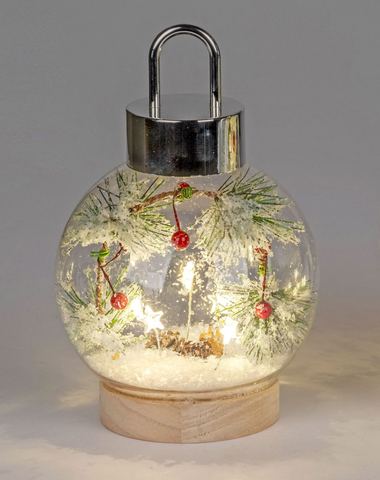 formano LED Dekolicht LED Glaskugel Tannenzweige 18 cm Holzsockel Timer Weihnachtsdeko, LED fest integriert