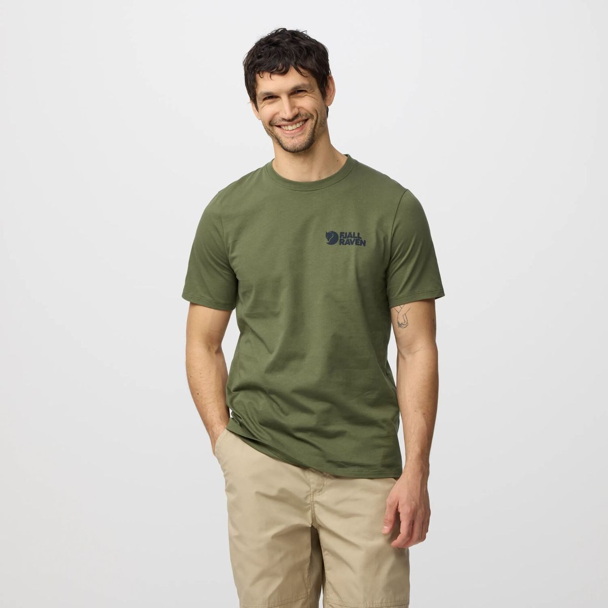 Fjällräven Kurzarmshirt Swedish Forest T-shirt M Bio-Baumwoll-T-Shirt mit schwedischer Waldszene, ideal für entspannte