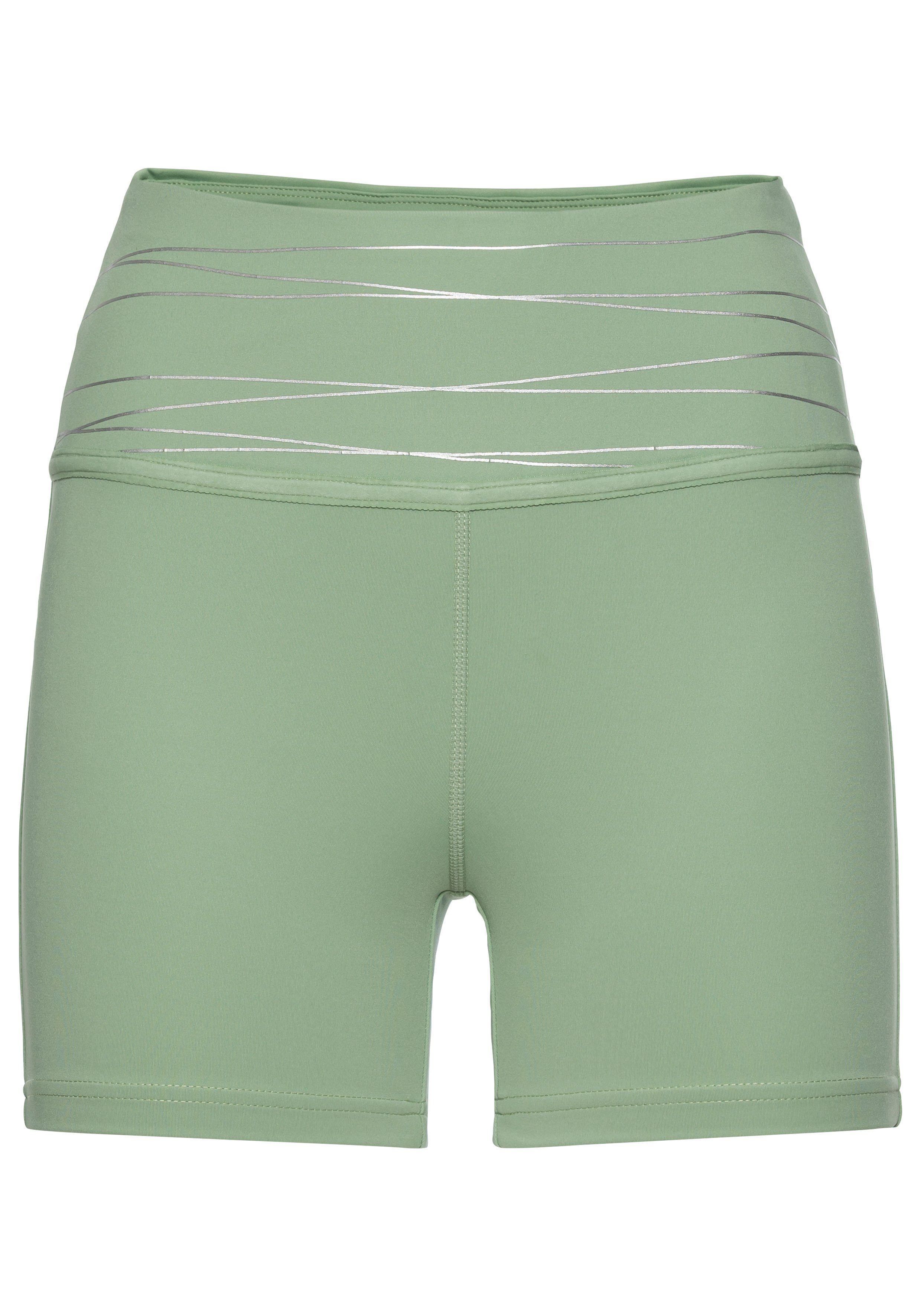 vivance active Shorts Sportshorts mit breiten Bündchen und Druck. Reduzierter Preis € 14,99. Unverbindliche Preisempfehlung € 34,99