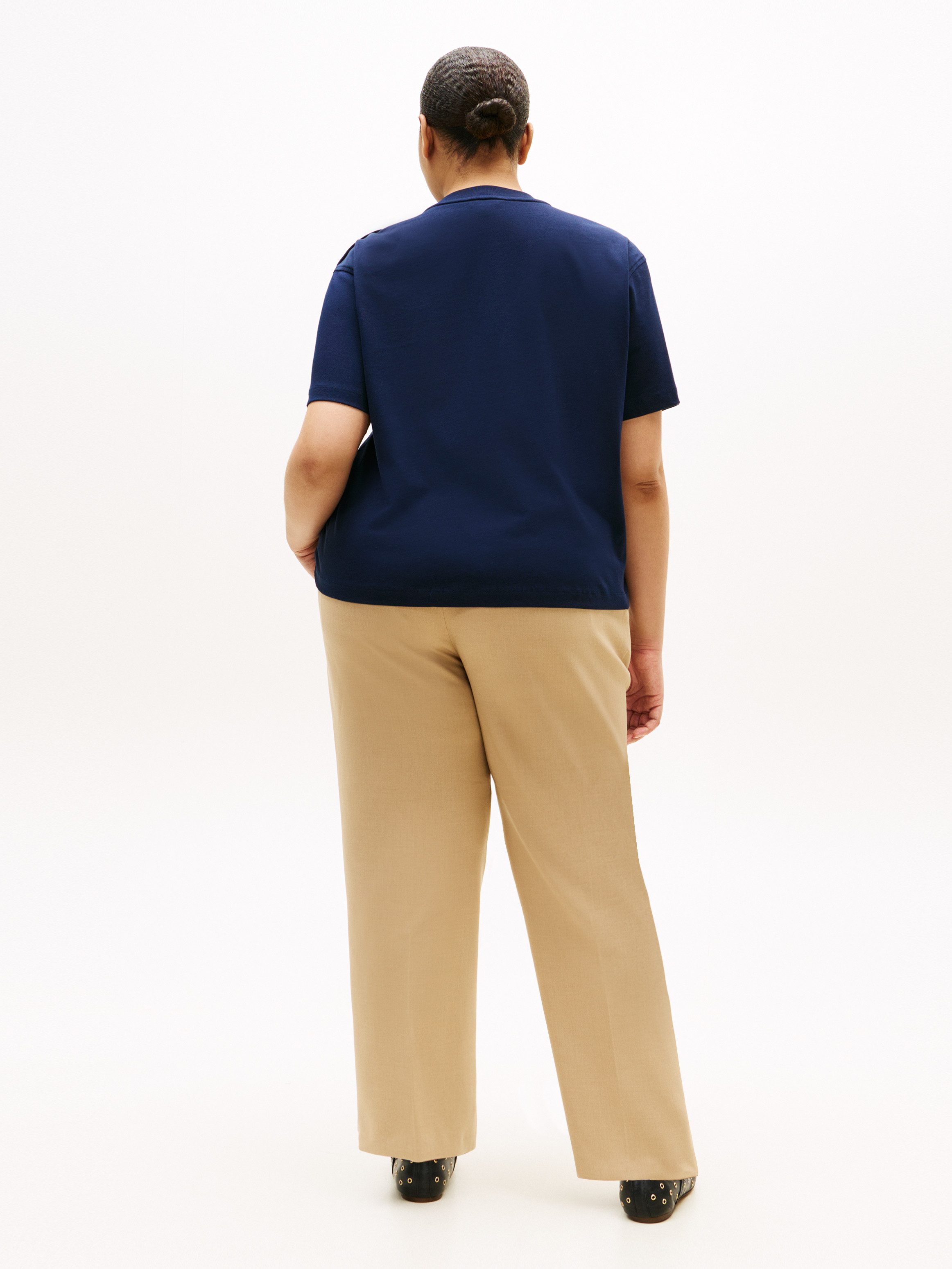 Tommy Hilfiger Curve Kurzarmshirt CRV GOLD BTN SCRIPT MDRN SS TEE in großen Größen, mit goldfarbenen Knöpfen