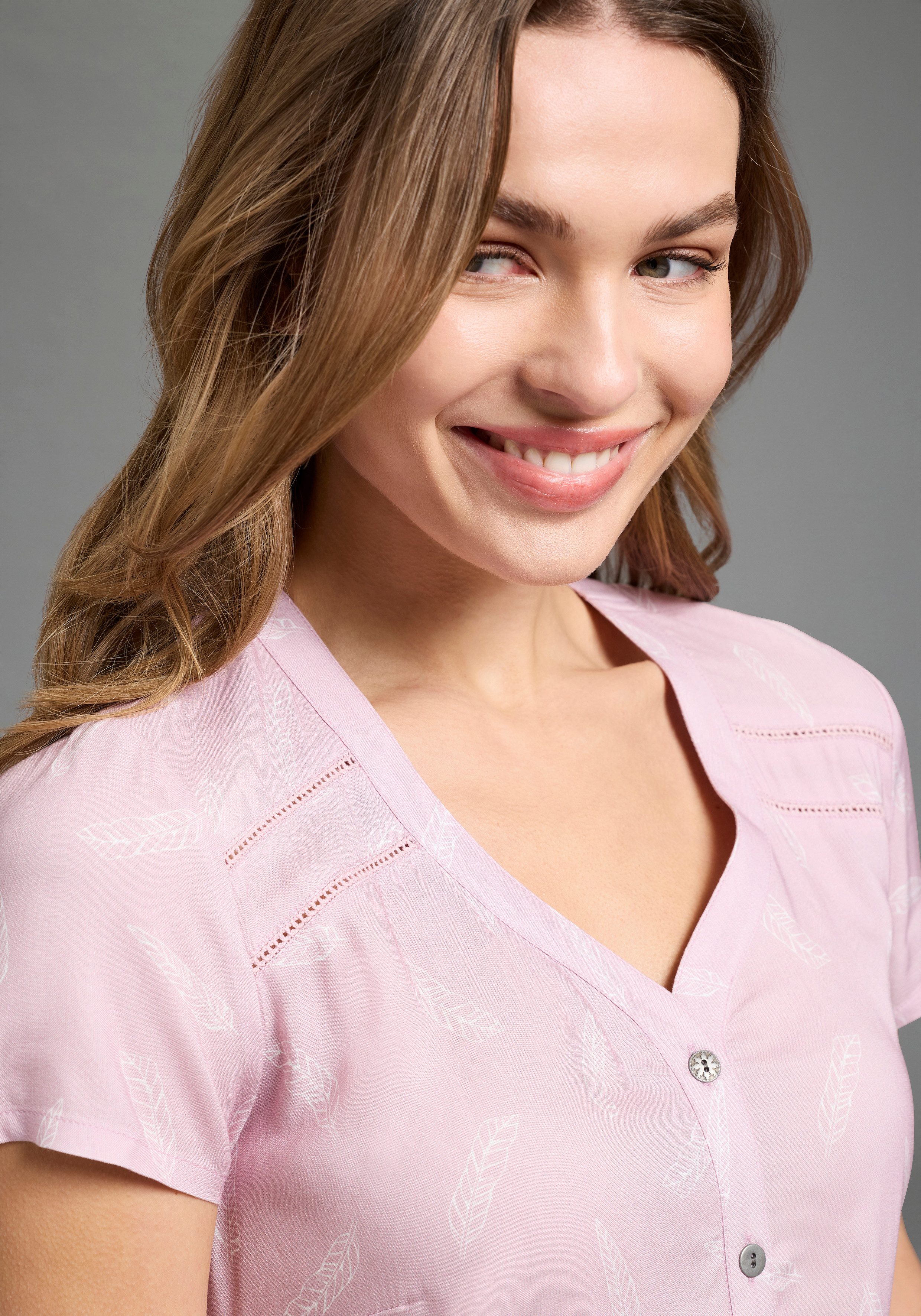 KangaROOS Kurzarmbluse Kurzarm, figurumspielende Passform, herzförmiger Ausschnitt. € 39,99, (€ 39,99 pro 1 Stk).