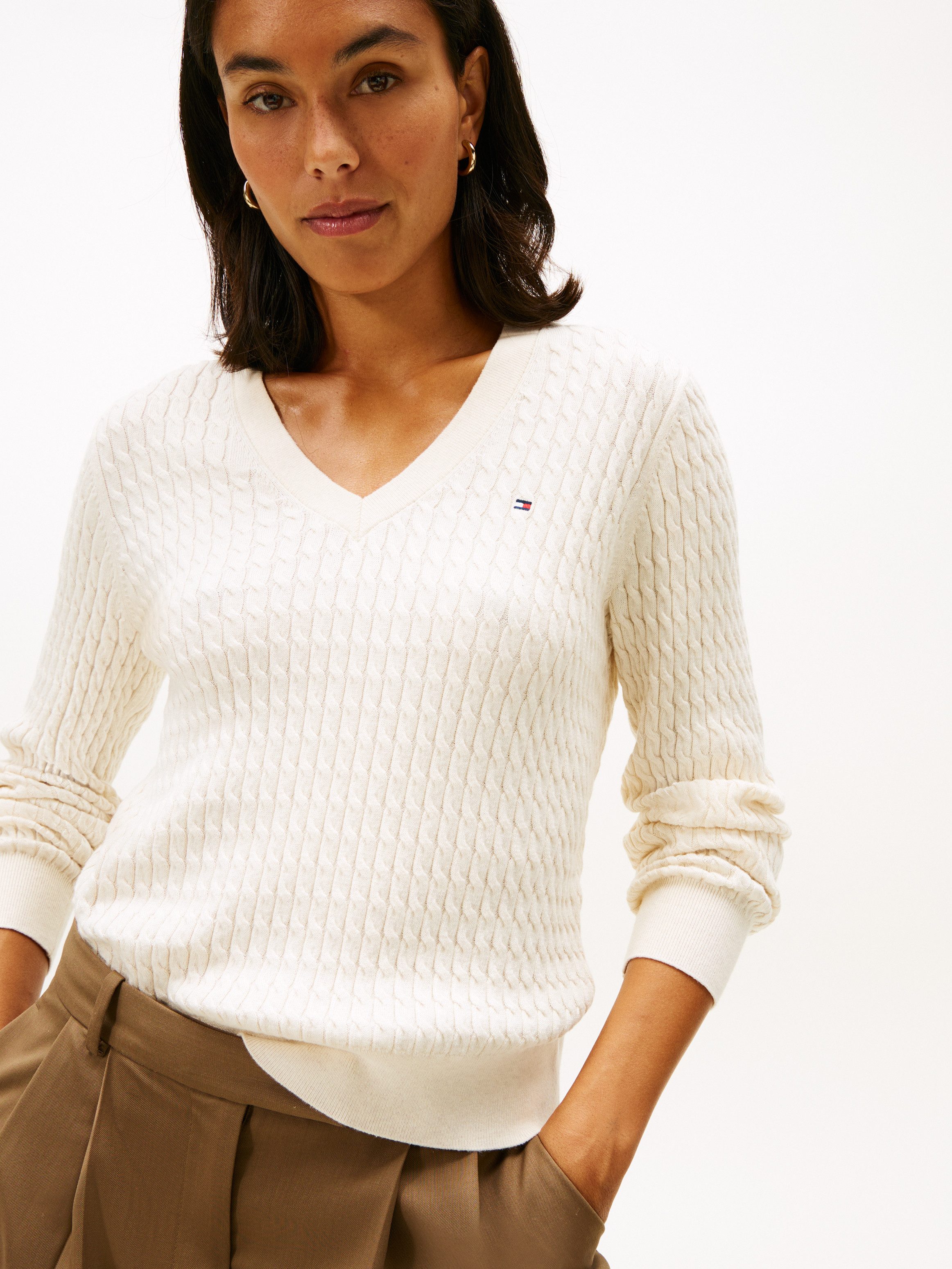 Tommy Hilfiger V-Ausschnitt-Pullover CO CABLE V-NK LS SWT mit Zopfmuster, Logostickerei