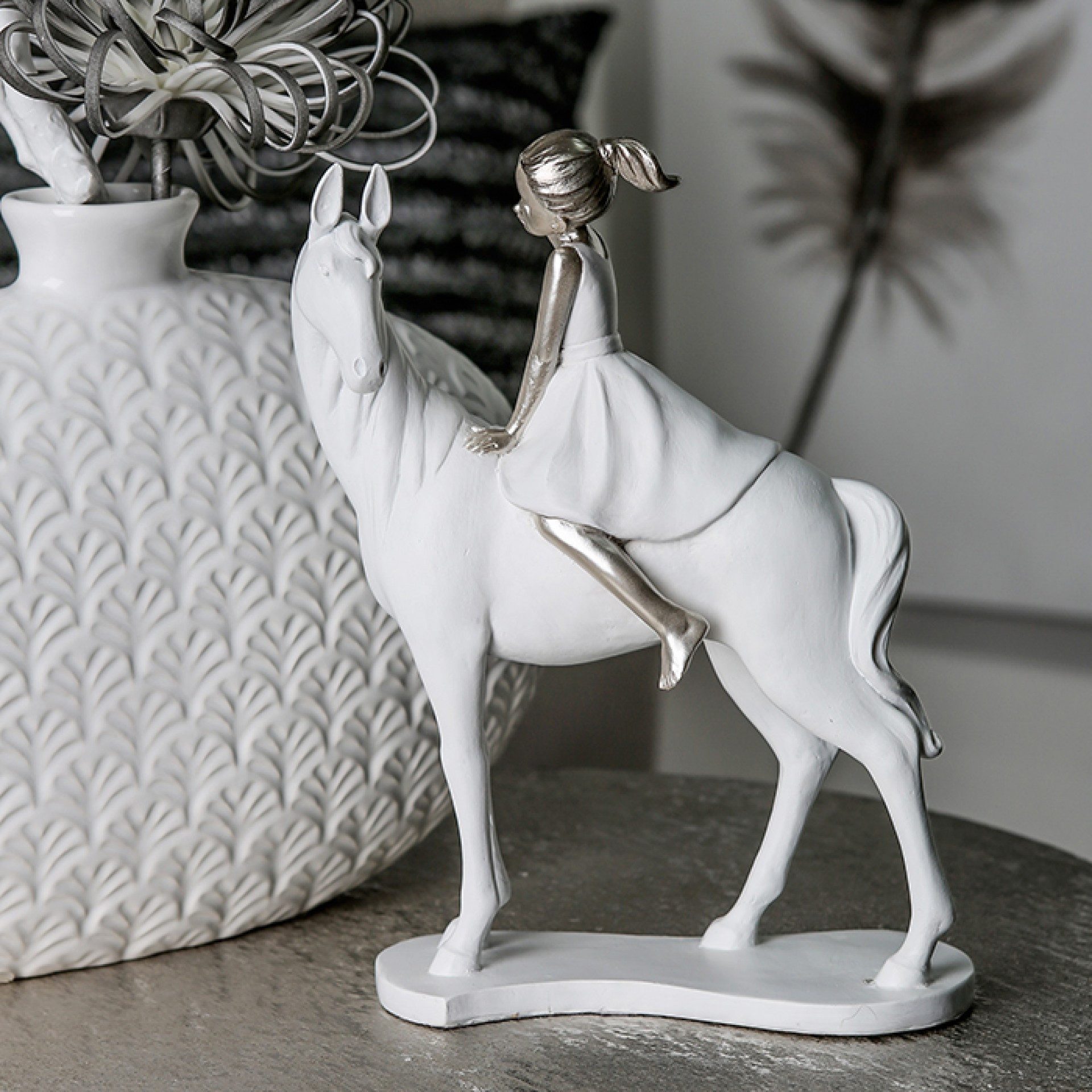Brillibrum Dekofigur Skulptur Mädchen Pferd Polyresin Figur Pferdedeko Pferdemädchen