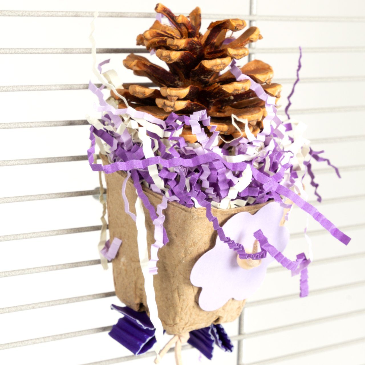 Happy Bird Vogelspielplatz Papageienspielzeug Pinecone Cup, Knabberspielzeug zur Wandbefestigung, lila/weiß, ca. 13 x 6 x 6 cm