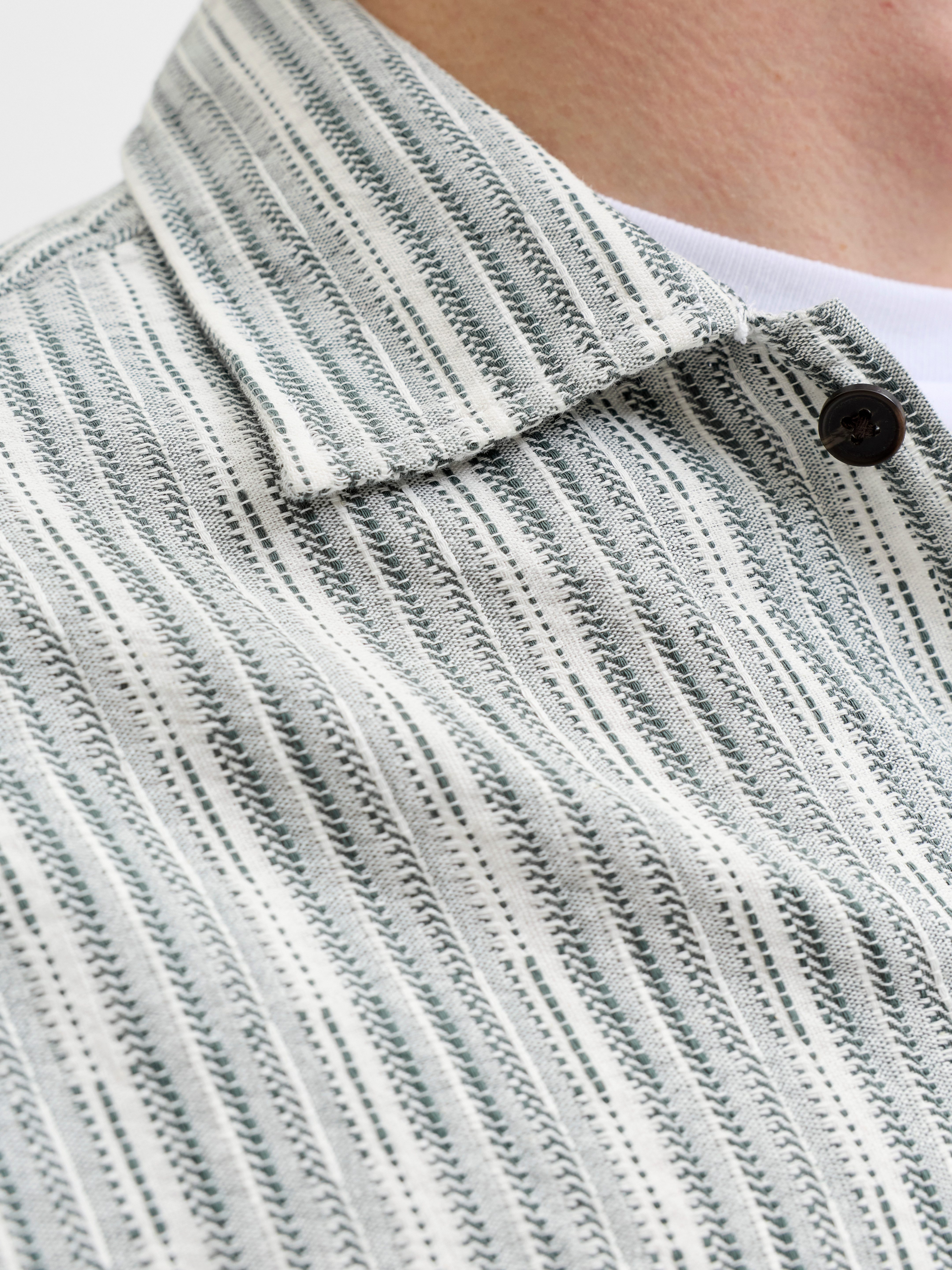 Jack & Jones Kurzarmhemd JPRBLUTIAGO STRUCTURE SS RESORT SHIRT SN Baumwolle, locker geschnitten