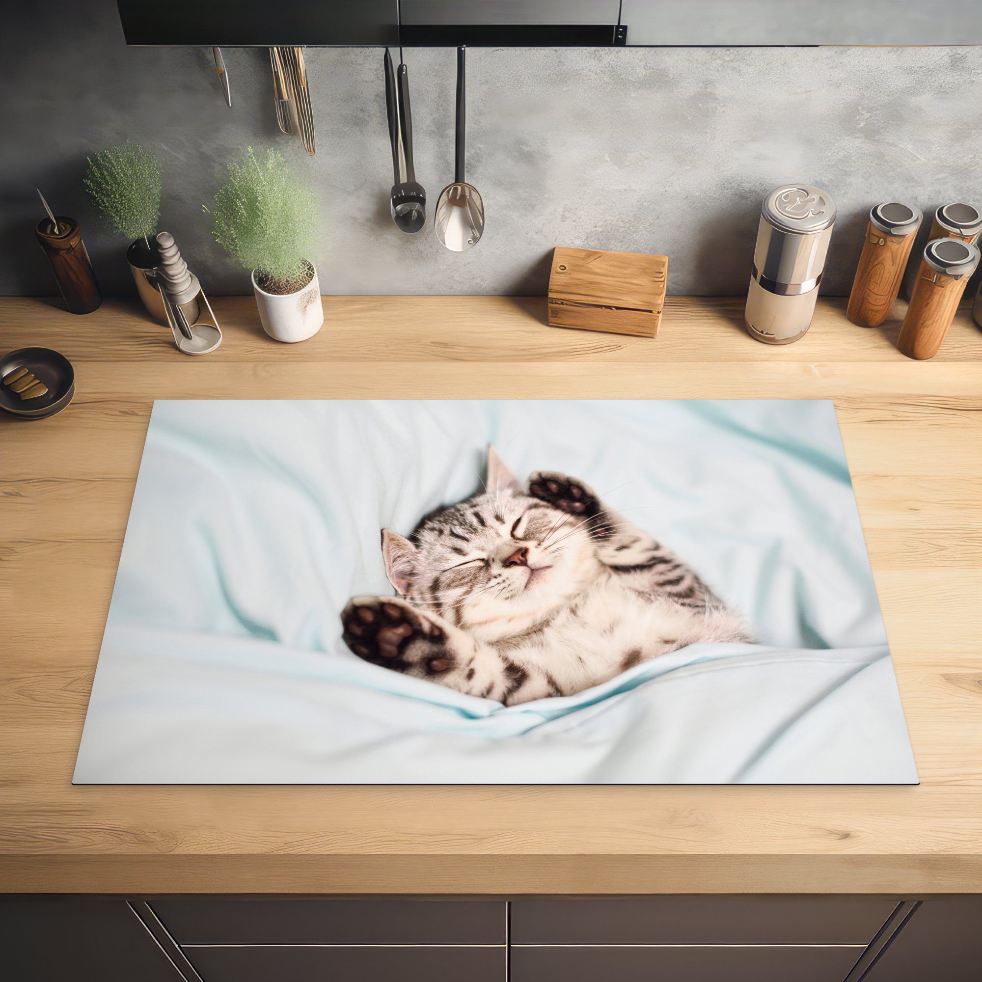 81x52 cm, MuchoWow küche, (1 Herdblende-/Abdeckplatte Schlafendes Kätzchen die Ceranfeldabdeckung Vinyl, Teppich, auf einem Schutz Induktionskochfeld für tlg),