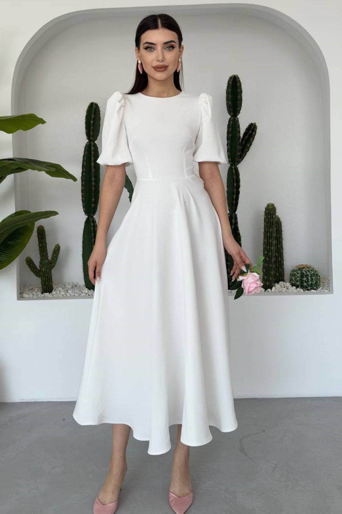 Midikleid Midi-Kleid mit Rundhalsausschnitt und ausgestelltem Rock