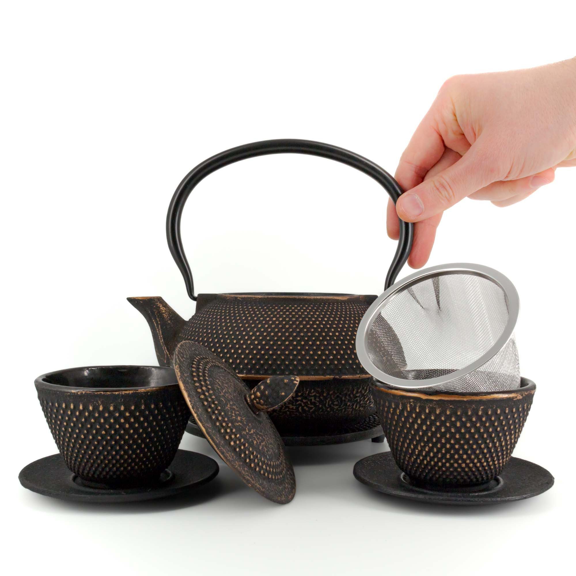 teayumi Teekanne ARARE Tetsubin Komplett-Set Gusseisenkanne 900 ml Schwarzgold, 0.9 l, (Komplett-Set, 8-teilig), mit herausnehmbaren Edelstahlsieb, mit Henkel