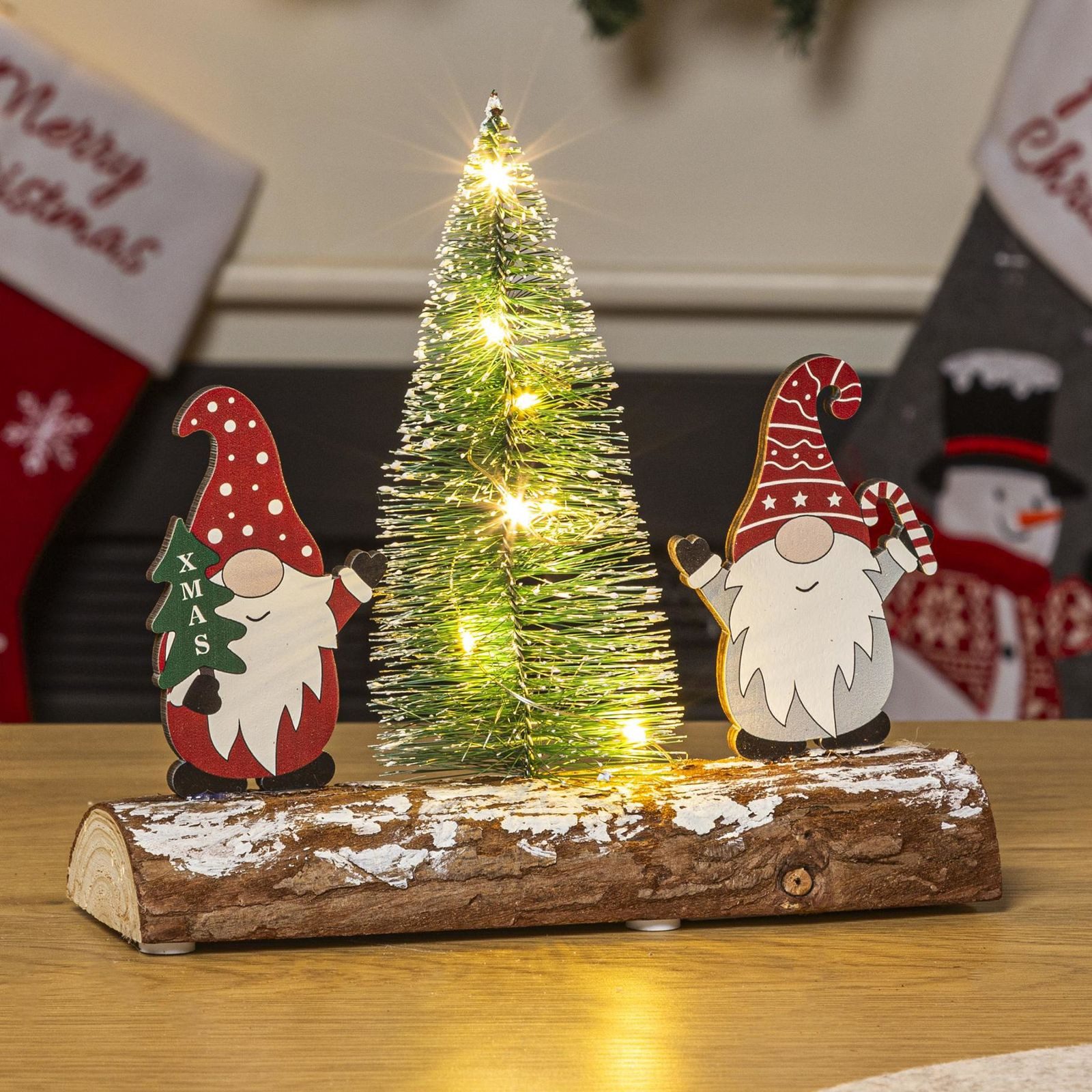 Gravidus LED Dekofigur Deko Weihnachtswichtel mit LED Tannenbaum auf Baumstamm 20x15 cm Holz