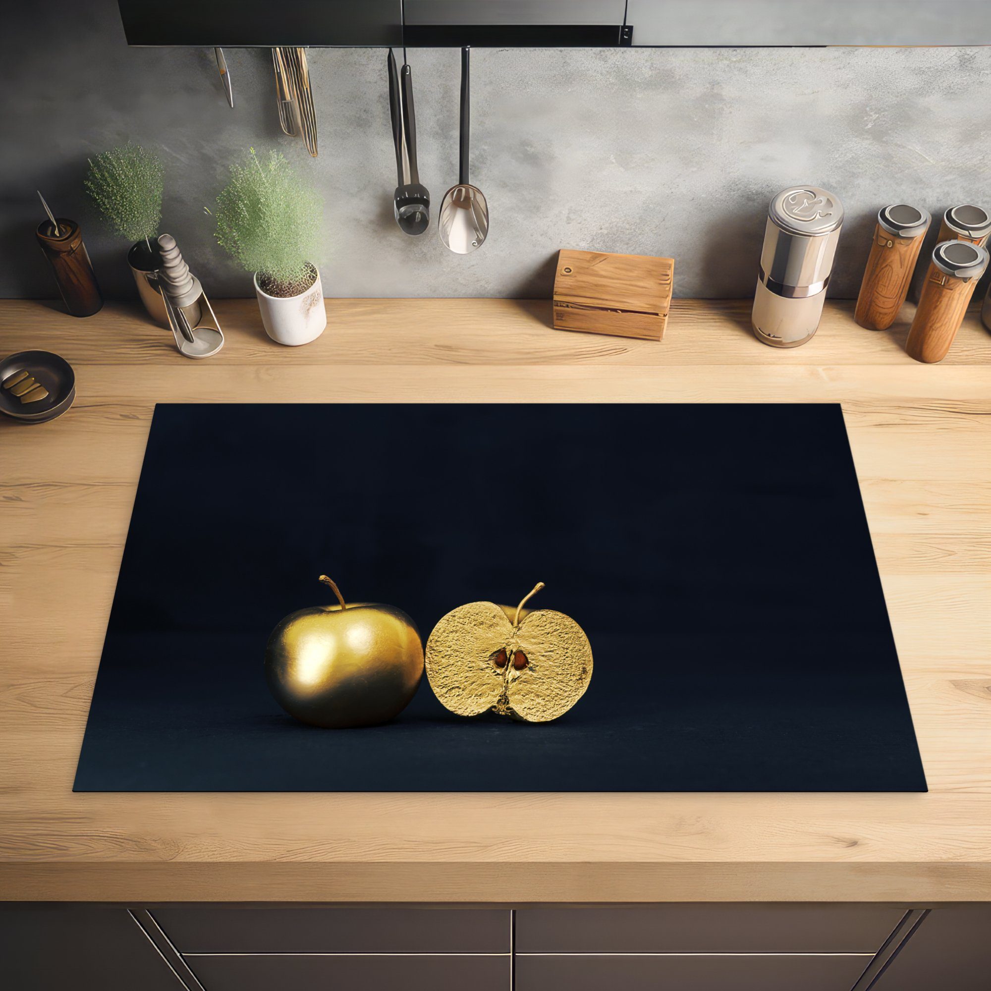 MuchoWow Herdblende-/Abdeckplatte auf küche, schwarzem Apfel mit cm, Ceranfeldabdeckung 81x52 einem Schutz goldenen Hintergrund, für Induktionskochfeld (1 Stilleben Vinyl, die tlg)
