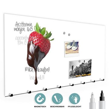 Primedeco Garderobenpaneel Magnetwand und Memoboard aus Glas Erdbeere mit Schokolade