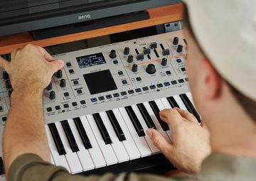 Roland Synthesizer Gaia 2 (virtuell analoger Synthesizer), mit 2x MIDI-Kabel