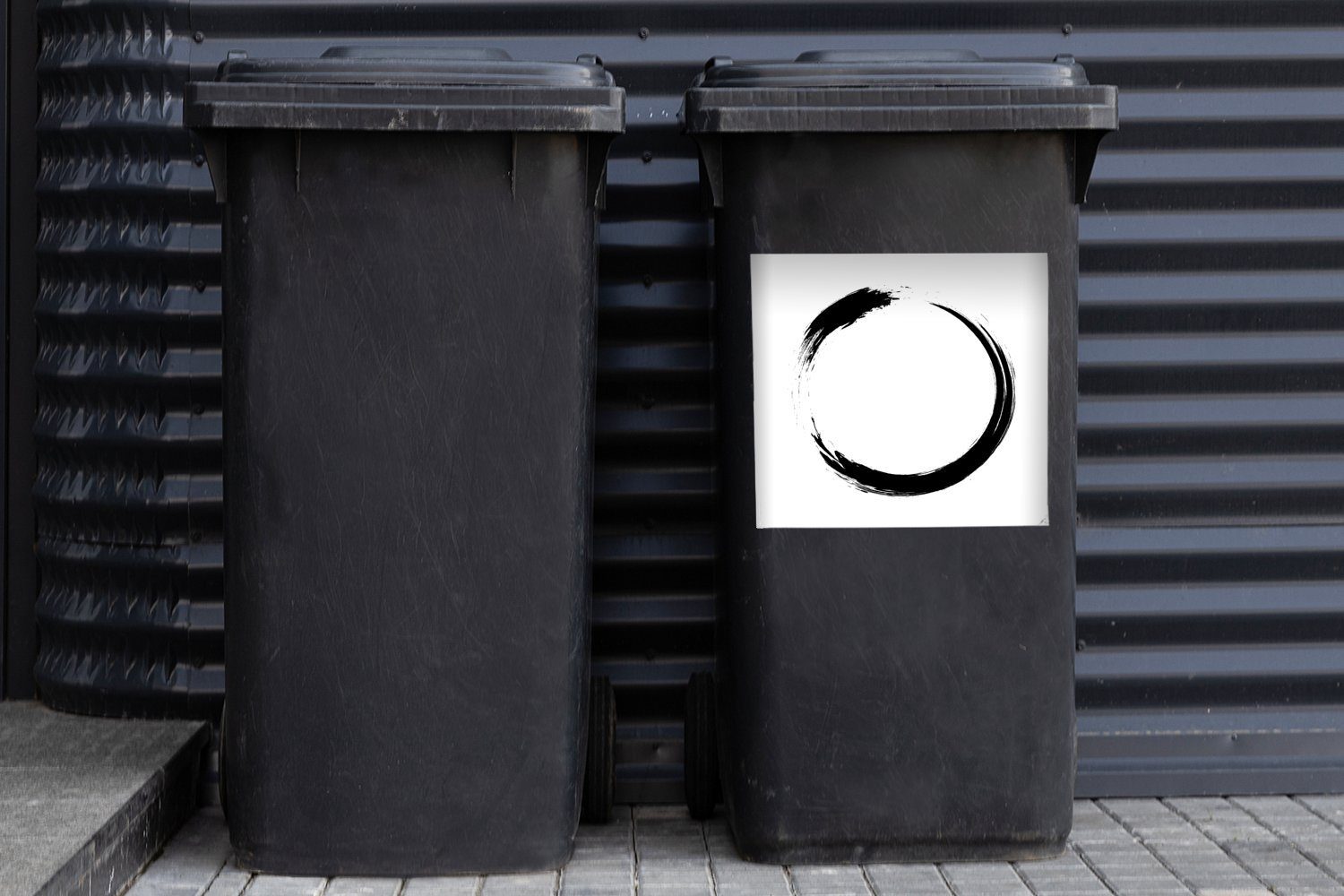 MuchoWow Wandsticker Eine Sticker, schwarz-weiße Container, Ensō-Zeichens Illustration (1 Abfalbehälter Mülleimer-aufkleber, des Mülltonne, St)