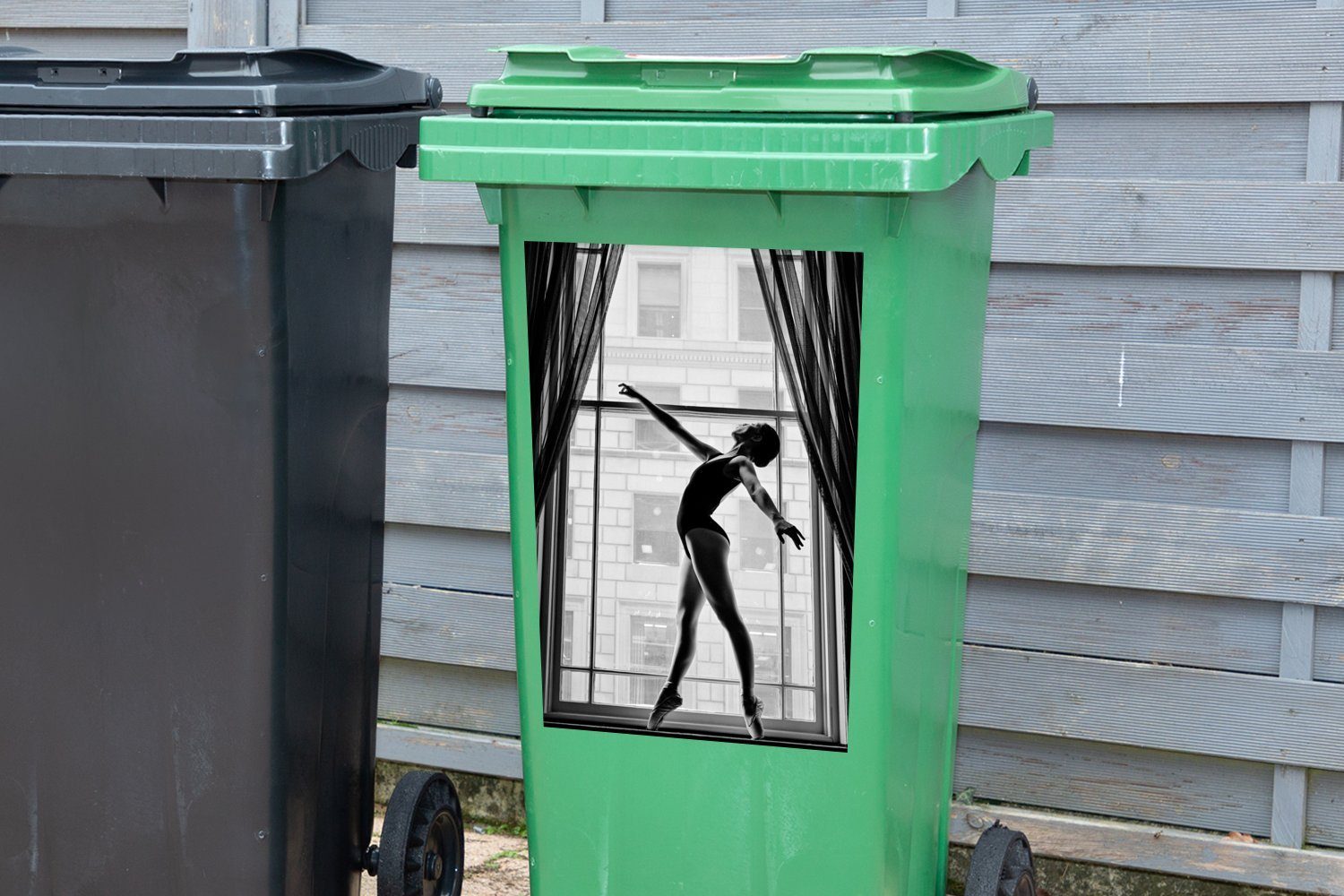 weiß Sticker, Wandsticker einem Mülltonne, MuchoWow Abfalbehälter schwarz Container, vor und - Fenster (1 Mülleimer-aufkleber, Ballerina Tanzende St),