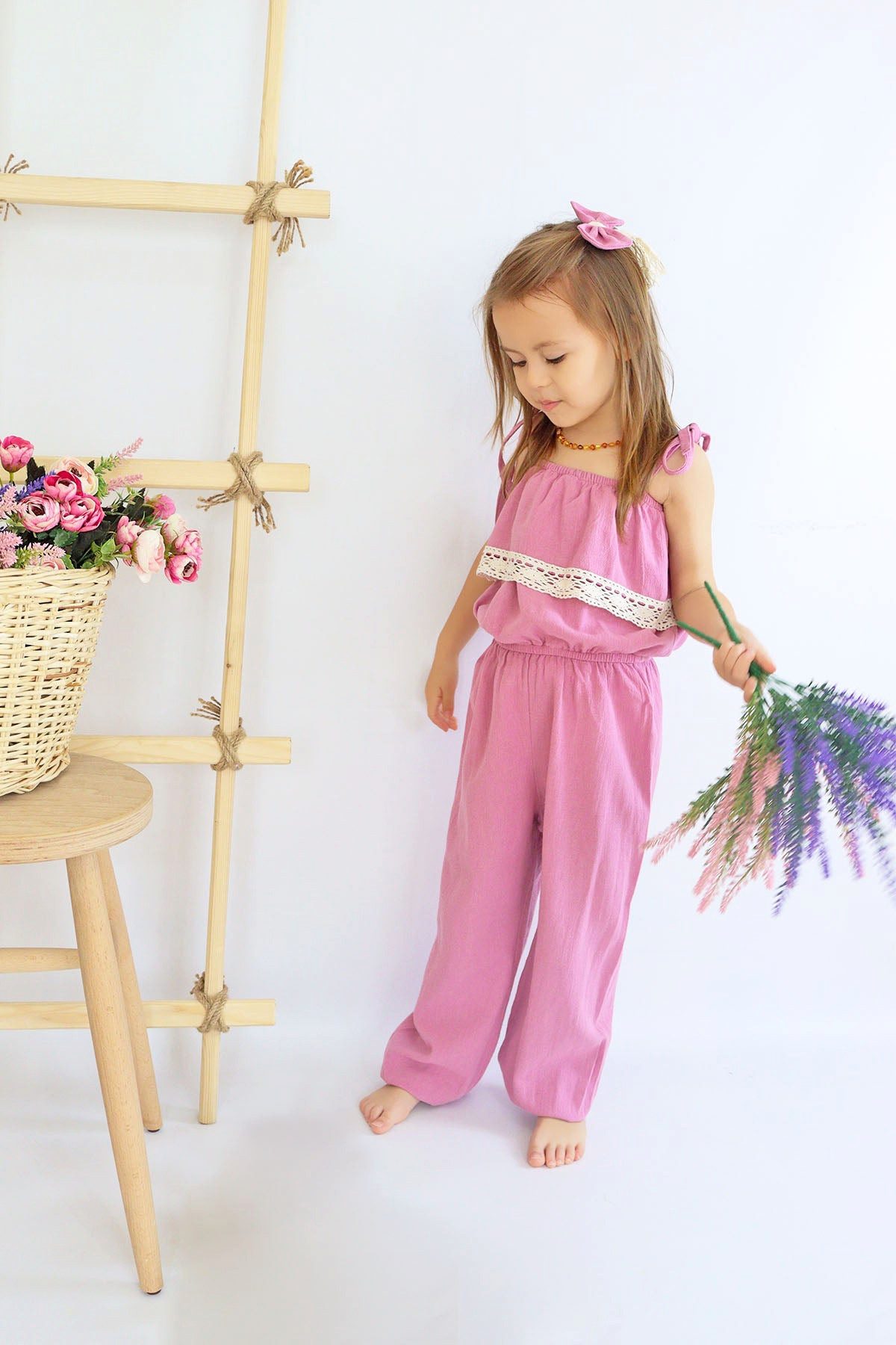 Overall Lila Jumpsuit mit Spitzendetails, schmalen Trägern und Haarspange