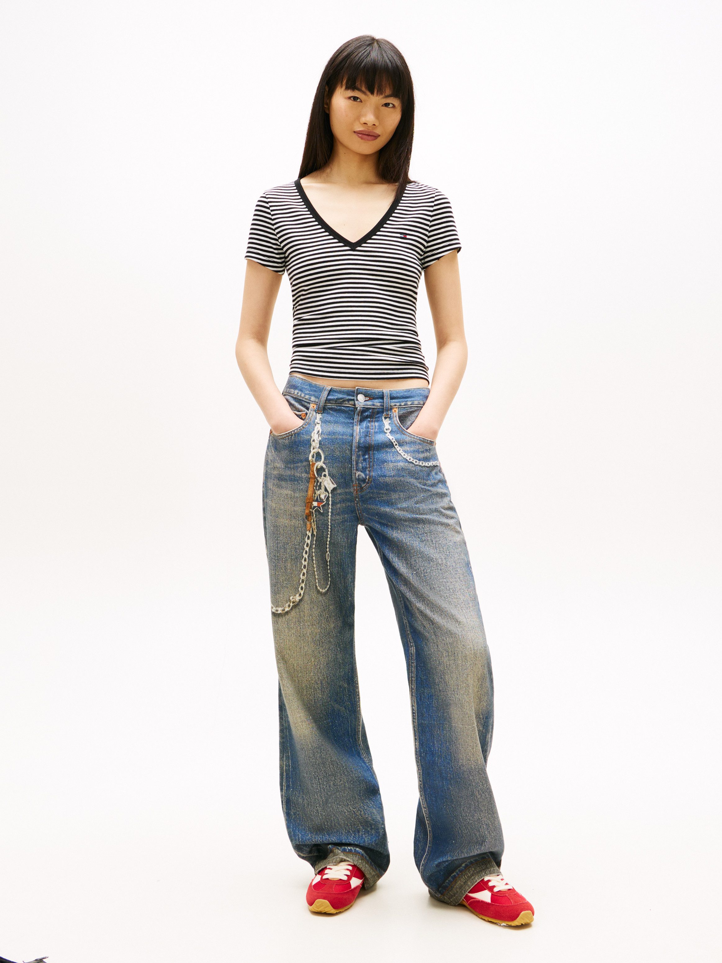 Tommy Jeans Kurzarmshirt TJW SLIM ESSENTIAL RIB V SHORT SLEEVE mit gerippter Struktur, V-Ausschnitt, Slim Fit