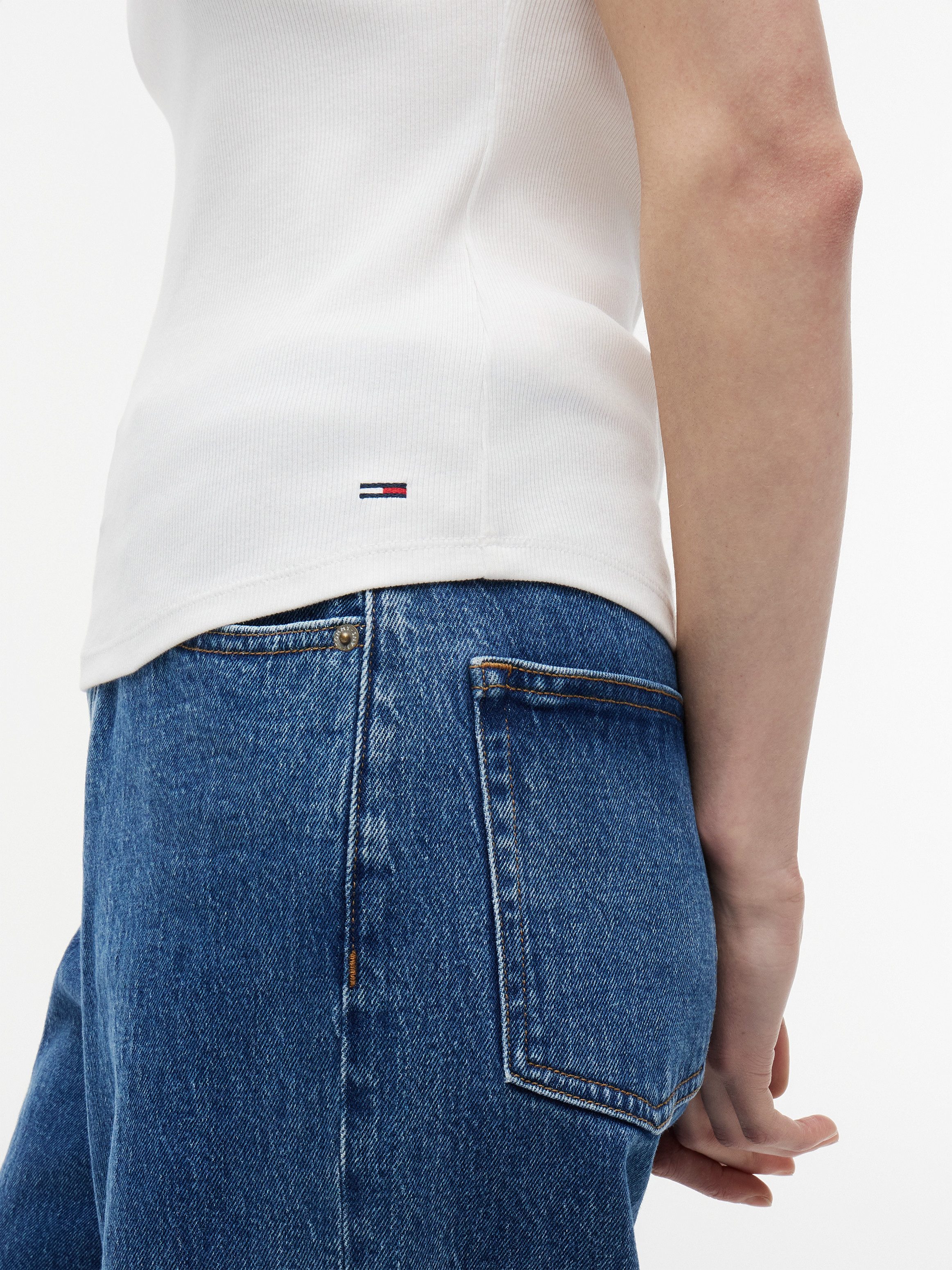 Tommy Jeans Ripptanktop TJW SLIM ESS LOGO 1 RIB TANK Baumwollmischung, slim fit, in gerippter Struktur