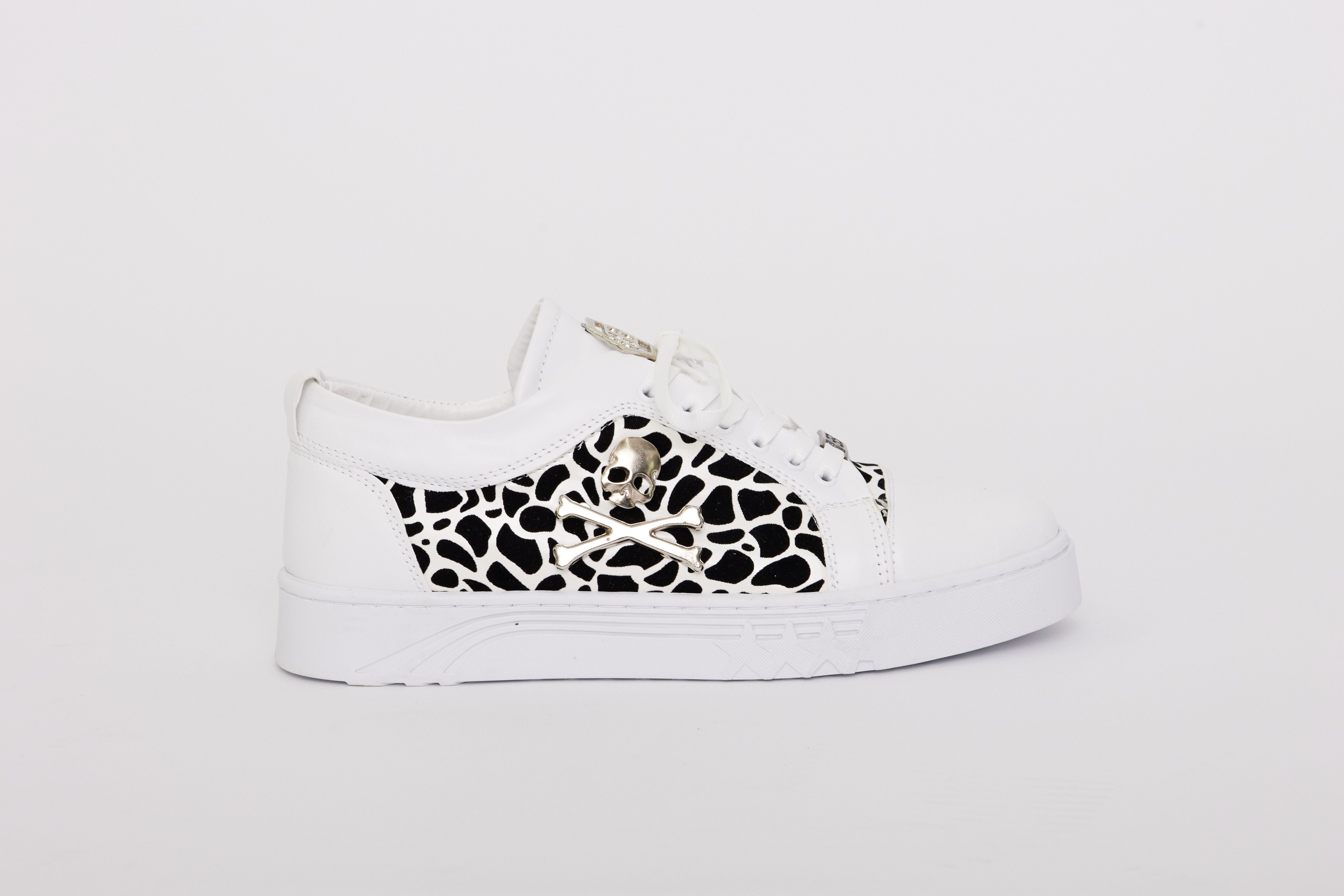 Ausgefallener Designer Sneaker mit Totenkopf und Nieten Sneaker