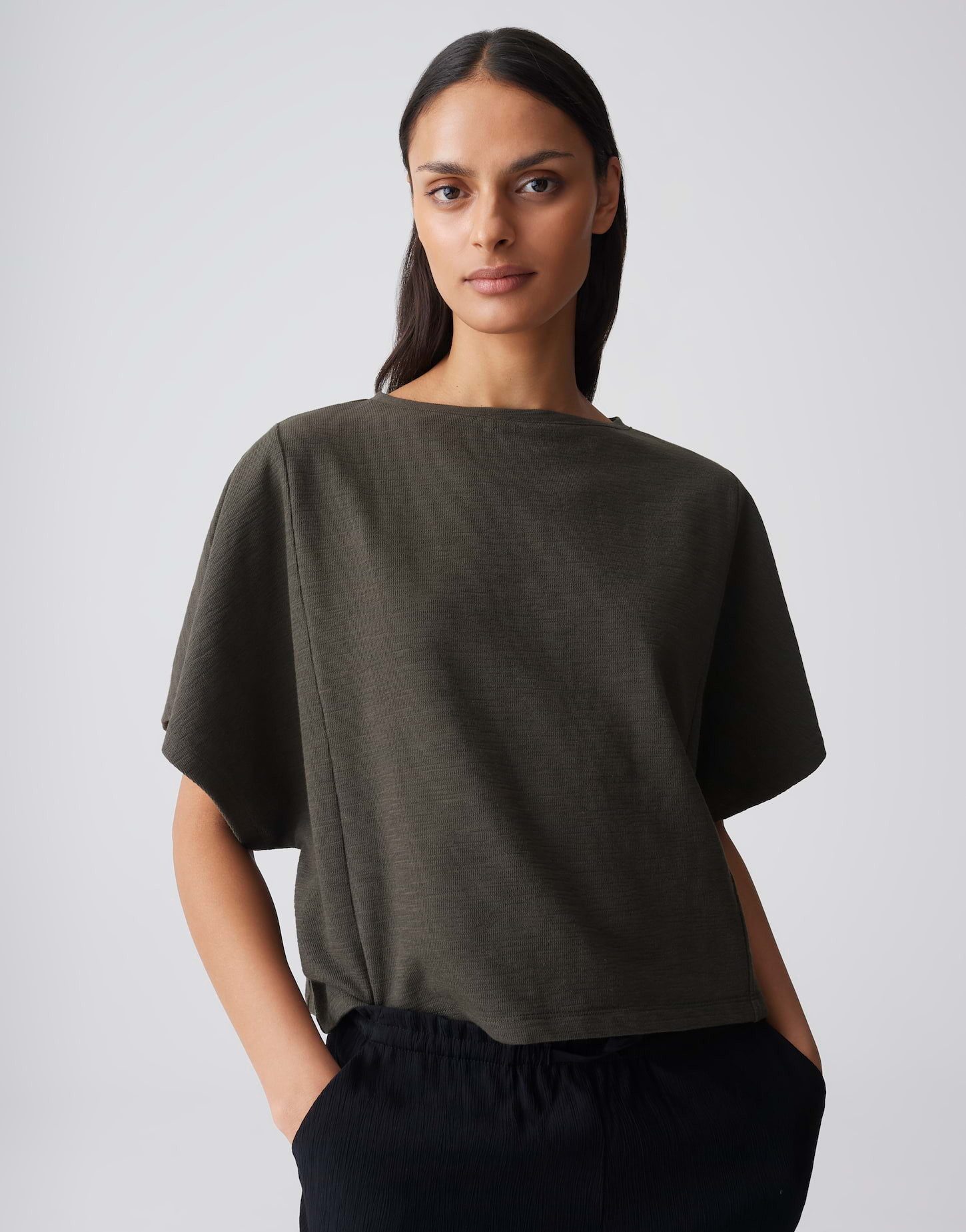 OPUS Kurzarmshirt SOLCHEN mit Oversize-Schnitt U-Boot-Ausschnitt und Teilungsnähte wirken modern