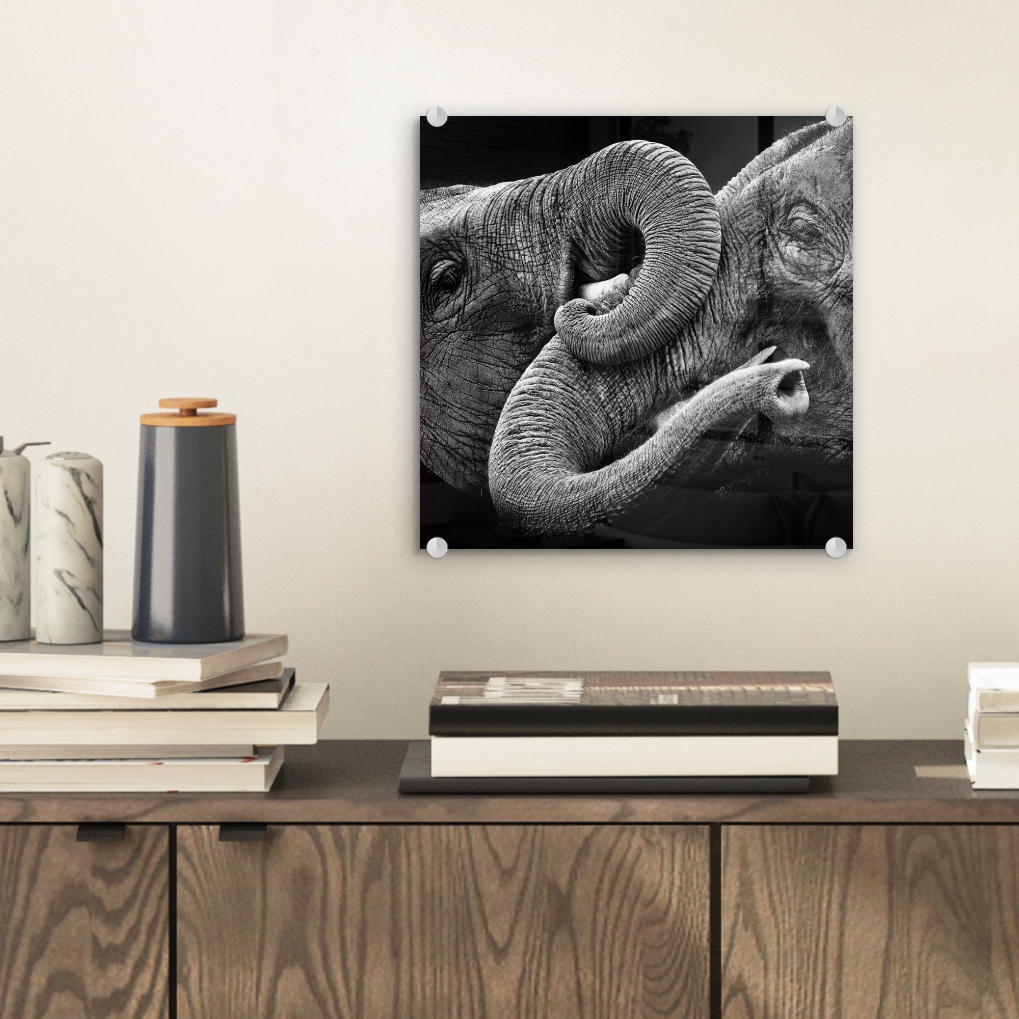 Acrylglasbild auf Schwarz Glasbilder St), MuchoWow - - in Umarmung Elefanten Wanddekoration Weiß, auf von Foto Glas Hintergrund und schwarzem - Glas auf (1 Bilder Wandbild