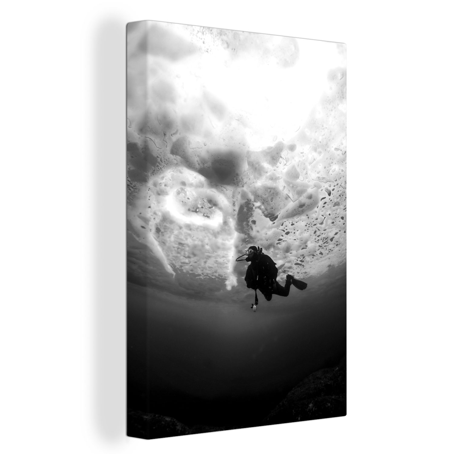 OneMillionCanvasses® Leinwandbild Ein Taucher unter der eisigen Meeresoberfläche in Hokkaido - schwarz, (1 St), Leinwandbild fertig bespannt inkl. Zackenaufhänger, Gemälde, 20x30 cm