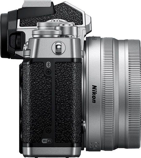 Nikon Z fc + 16-50 VR Systemkamera (NIKKOR Z DX 16-50 mm 1:3,5-6,3 VR Silver Edition, 20,9 MP, Bluetooth, WLAN)