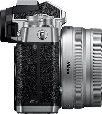Nikon Z fc + 16-50 VR Systemkamera (NIKKOR Z DX 16–50 mm 1:3,5–6,3 VR Silver Edition, 20,9 MP, Bluetooth, WLAN)
