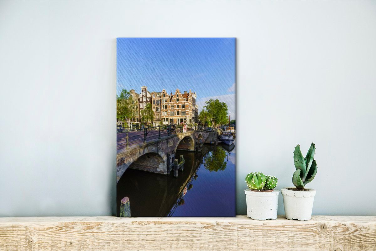 OneMillionCanvasses® Leinwandbild Eine in den, bespannt St), Brouwersgracht inkl. der in 20x30 Brücke (1 Leinwandbild cm in Amsterdam Zackenaufhänger, der Nähe fertig Gemälde