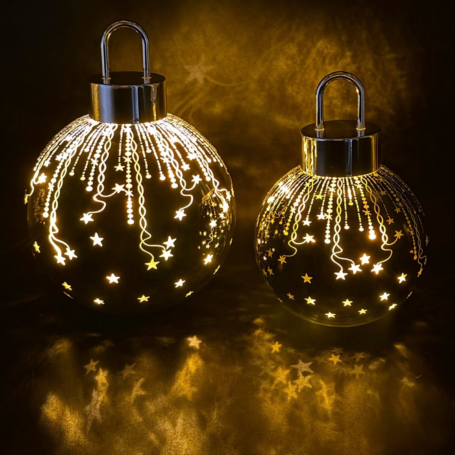 Online-Fuchs LED-Dekofigur 2 Weihnachtskugeln aus Glas mit LED-Lichterkette & Timer - Deko (ruhiges Leuchten oder Flackereffekt wählbar, Rot, Grün, Silber oder Champagner), Weihnachtsdeko für den Innenbereich