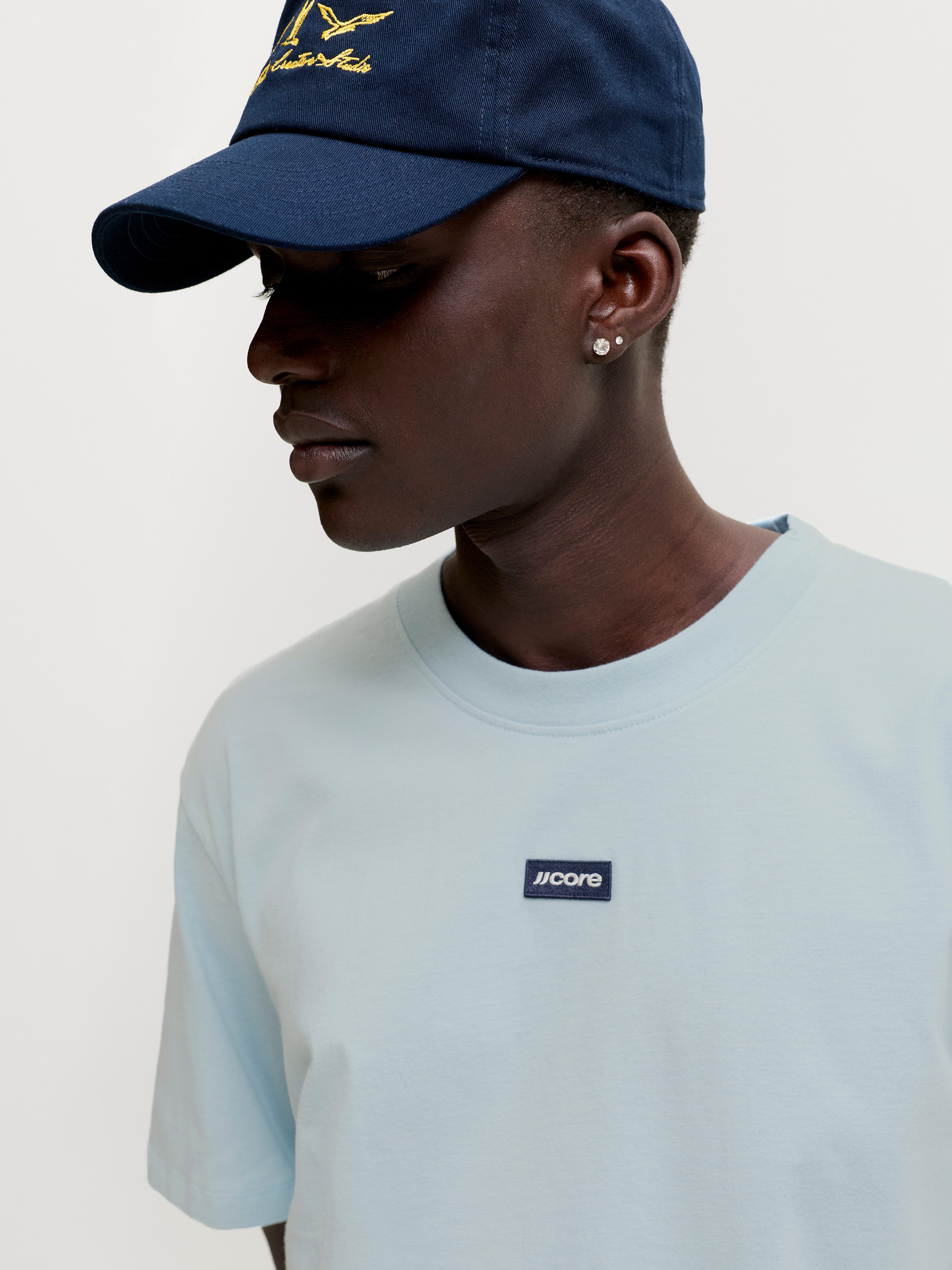 Jack & Jones T-Shirt JCOCLUB BADGE TEE SS CREW NECK LN mit Stickerei