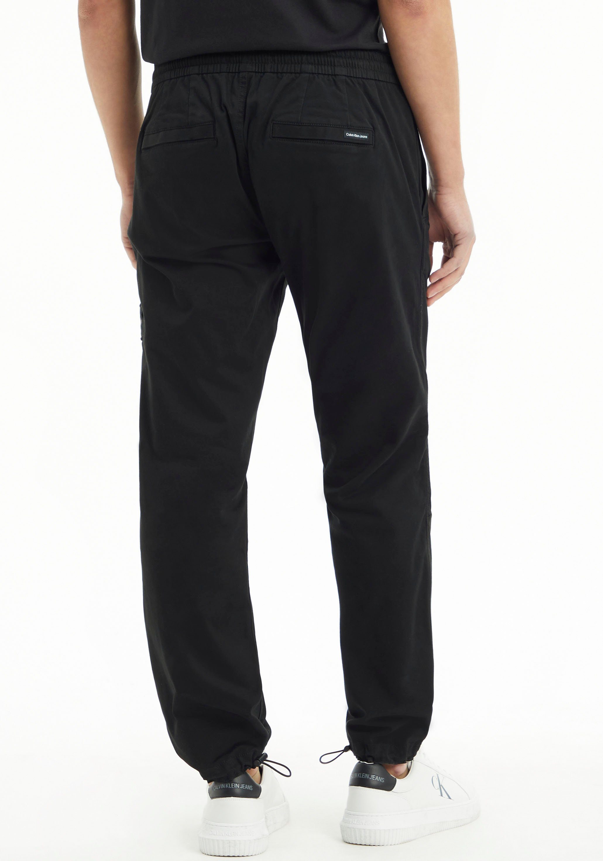 Calvin Klein Jeans Chinohose MONOLOGO Logostickerei CASUAL BADGE schwarz CHINO mit