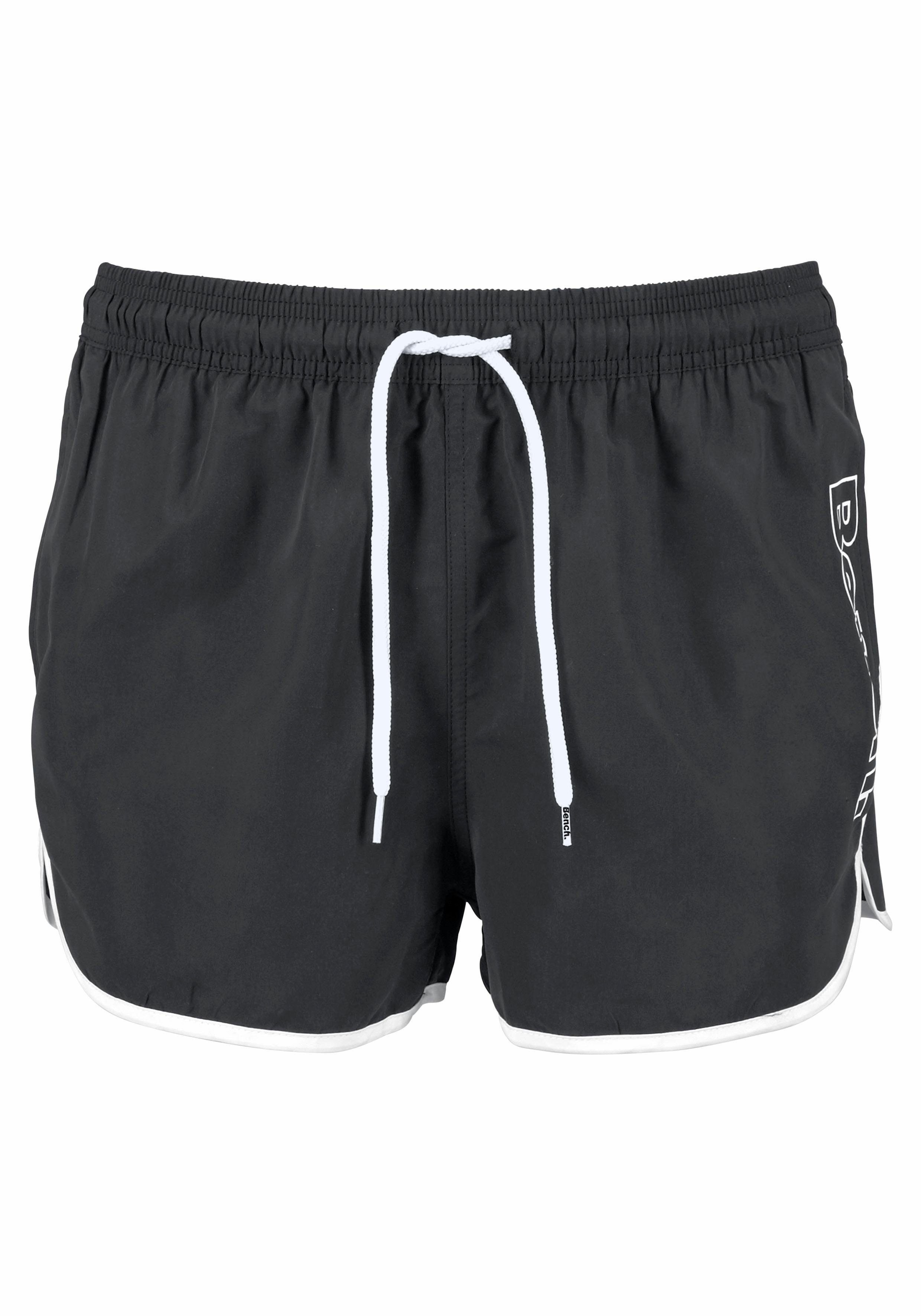 Logodruck coolem schwarz Badeshorts Bench. mit