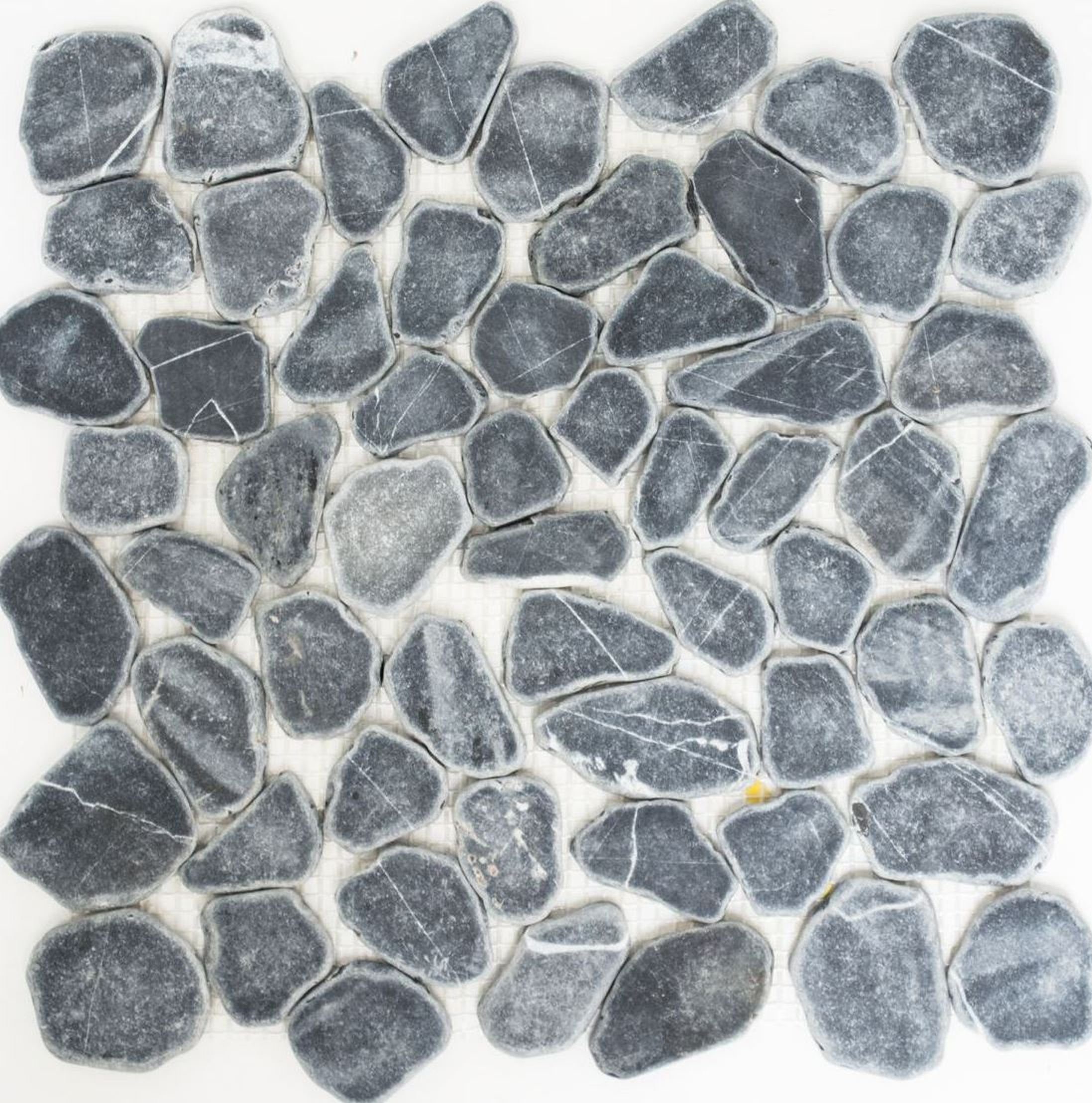 Flußkiesel geschnitten Mosaikfliesen schwarz grau anthrazir Duschwand Duschtasse Mosani