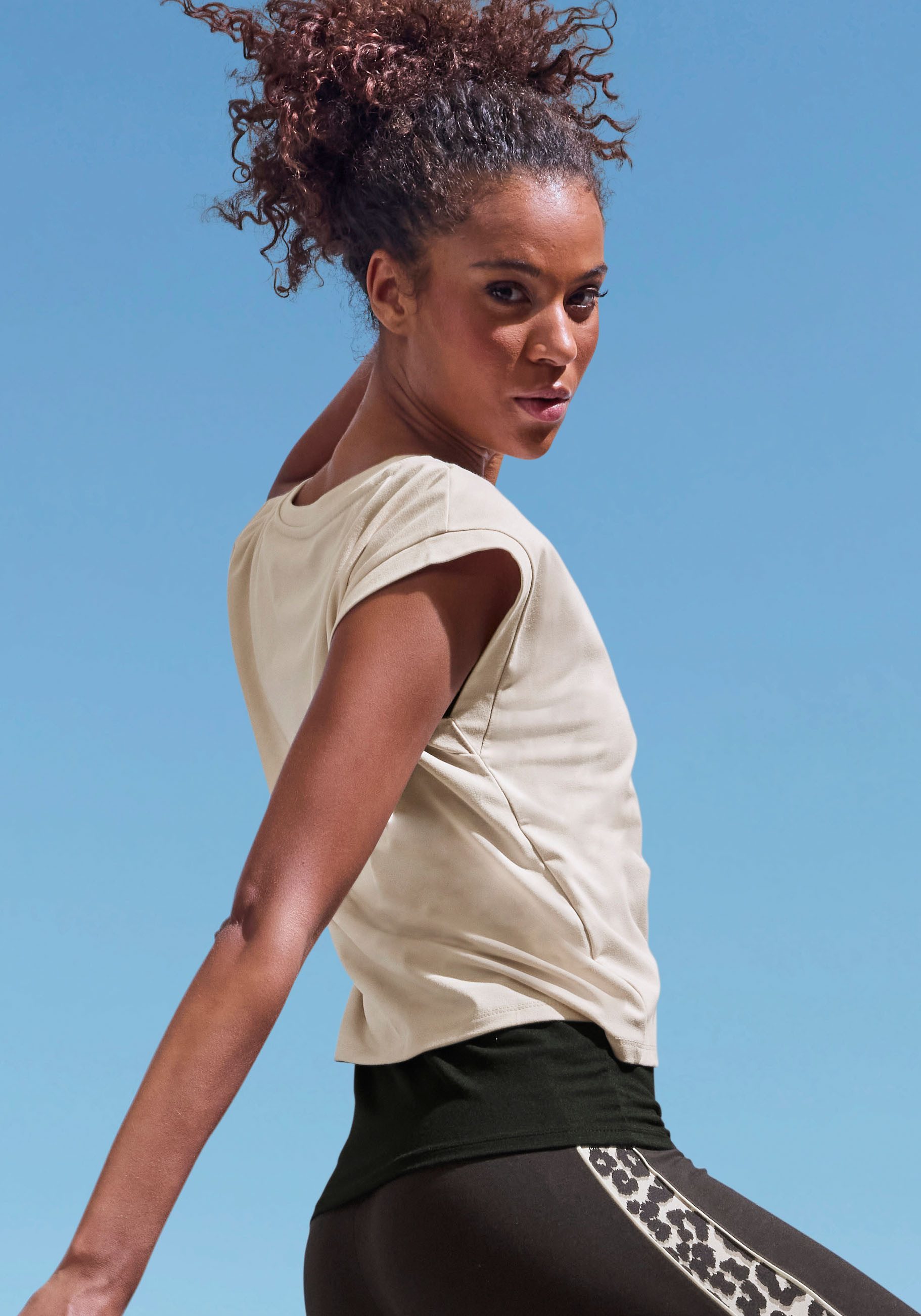 LASCANA ACTIVE Layershirt 2 in 1 T-Shirt im Layer-Design
