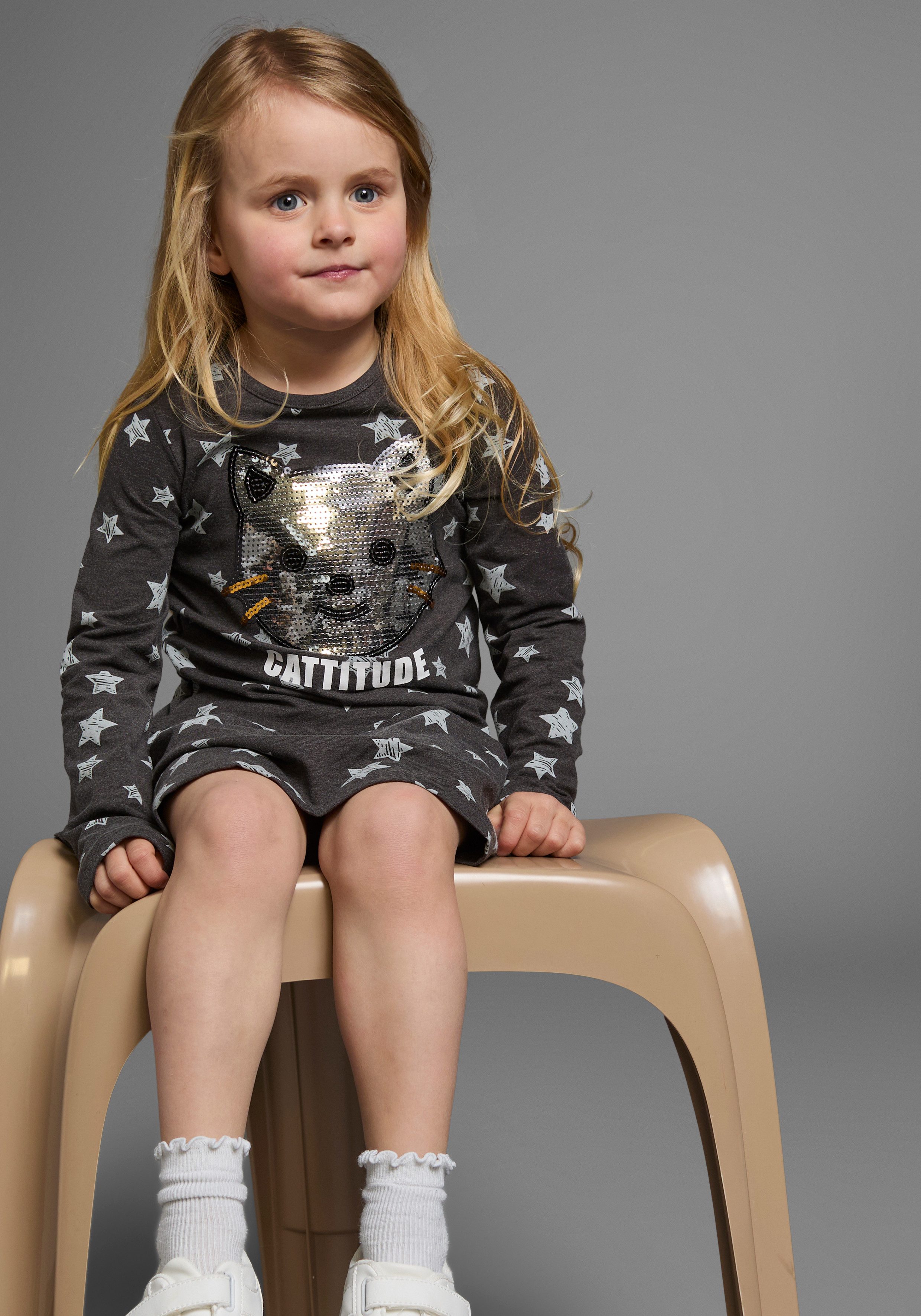 KIDSWORLD Jerseykleid Kleid mit Pailletten Shirtkleid mit süßer Paillettenapplikation