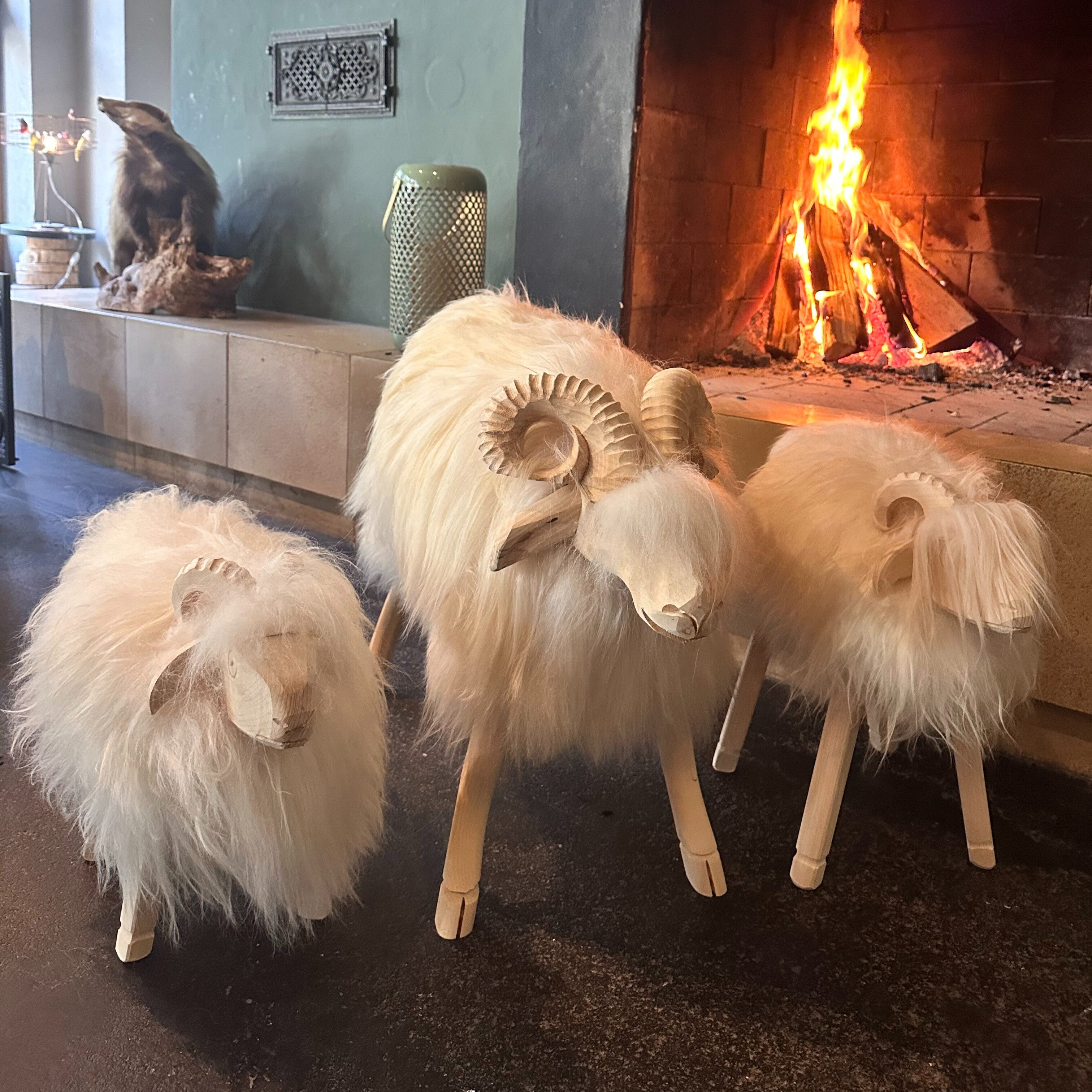 LIRA Deko Sitzhocker Set - Schafhocker Lammfell - Premium Tierhocker - Holz Islandschaffell (Hocker im Set), 100 % echtes Islandfell, geeignet für Chalets & Hütten, handgeschnitzt