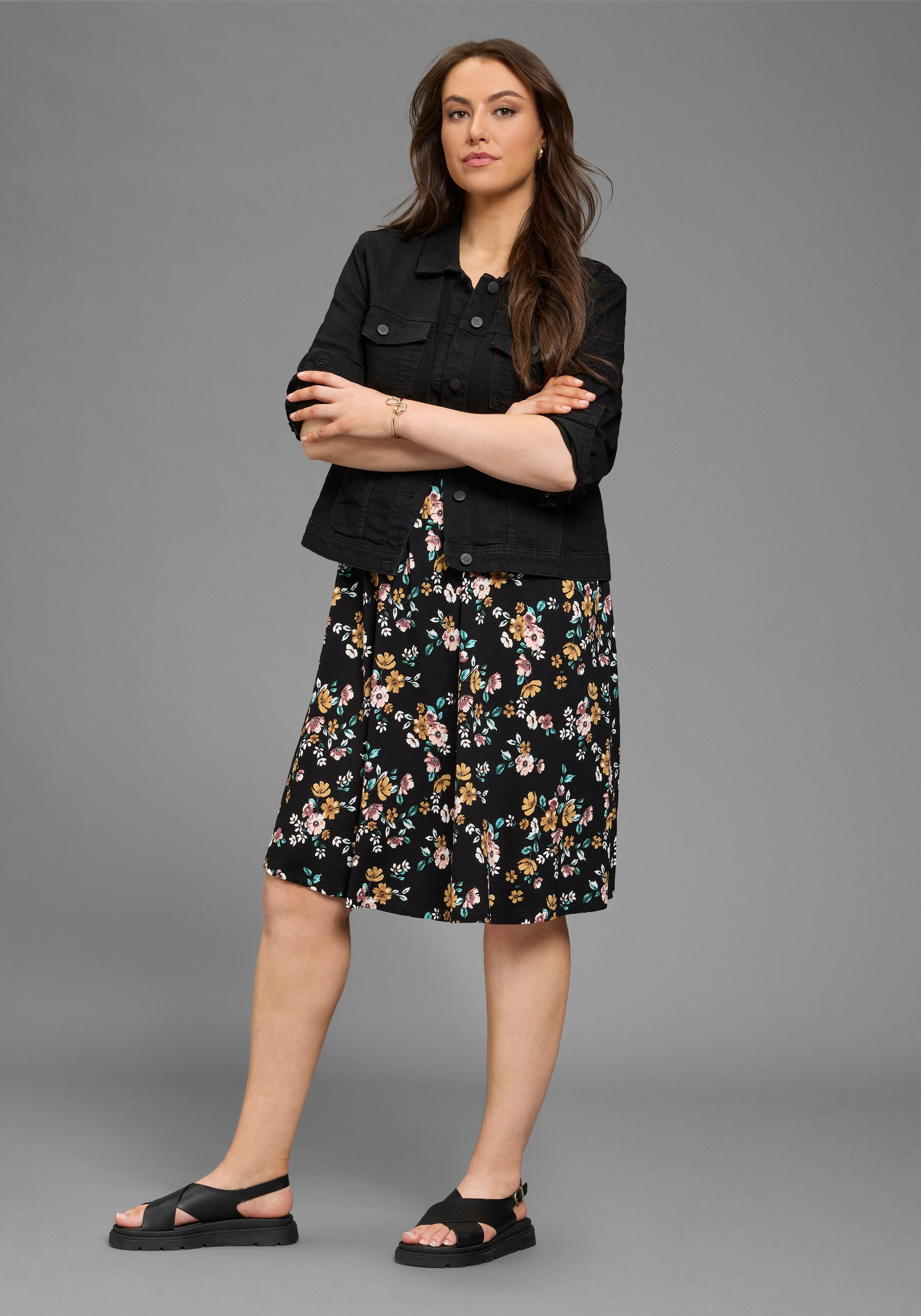 Laura Scott CURVE Jerseykleid in geblümter Optik, für vielseitige Alltagsmomente, A-Linie Passform. € 49,99, (€ 49,99 pro 1 Stk).