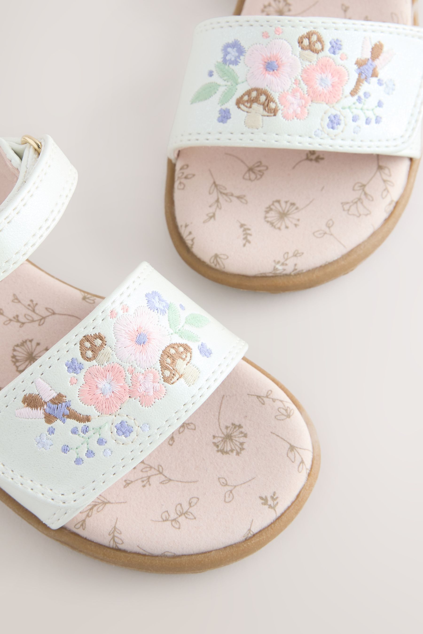 Next Bestickte Sandalen mit Klettverschluss Sandale (1-tlg)