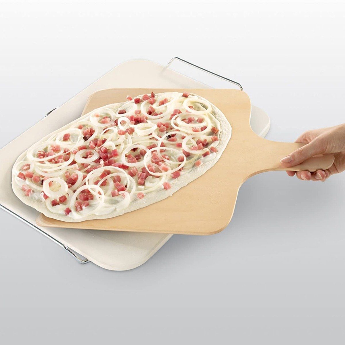Leifheit Pizzastein Pizzastein mit Holzschieber eckig Keramik 38x33 cm, Keramik, mit Tragegriffen, für Pizza und Flammkuchen