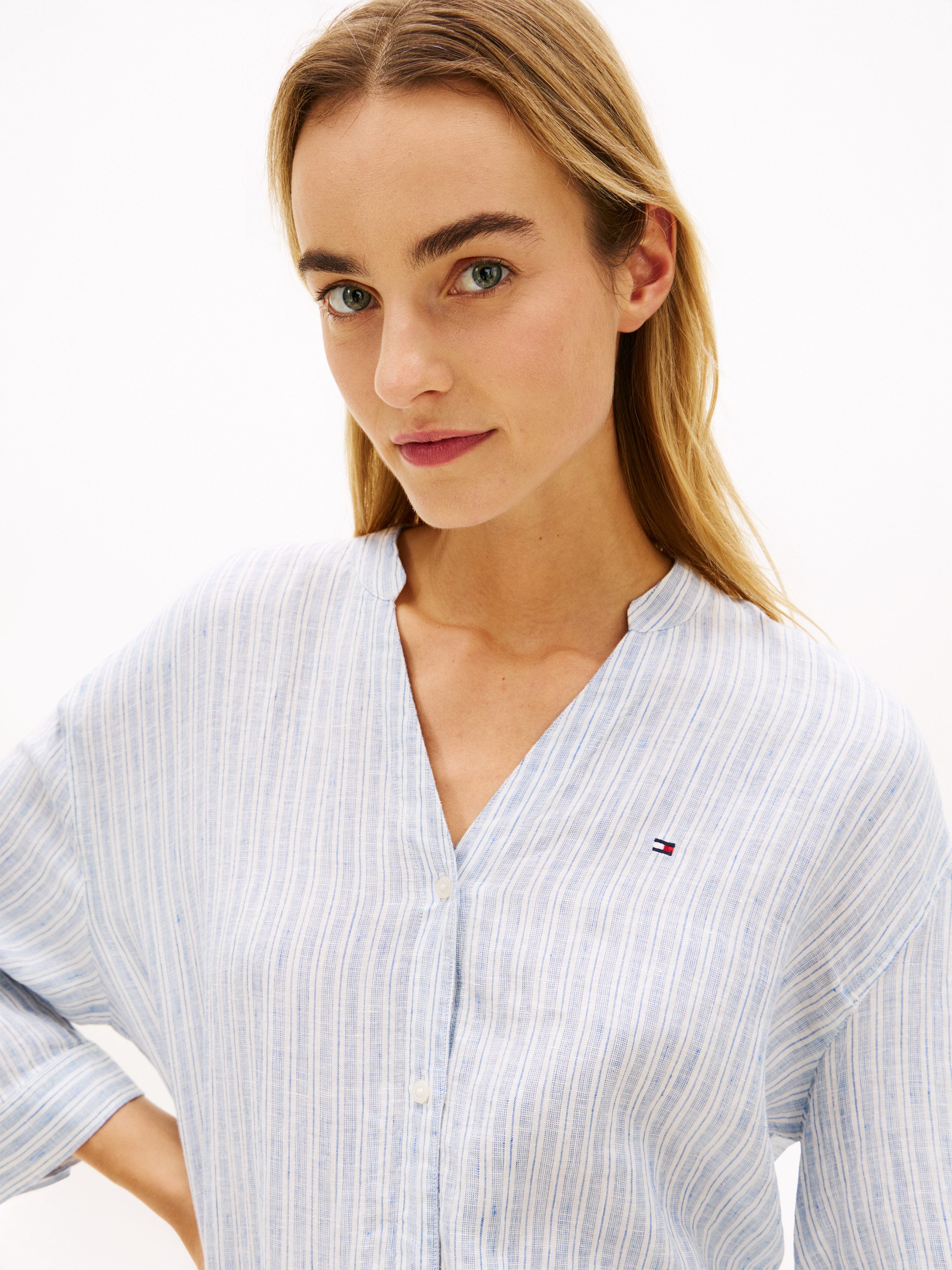 Tommy Hilfiger Shirtbluse ESS LINEN COLLARLESS SHIRT mit Logo-Stickerei