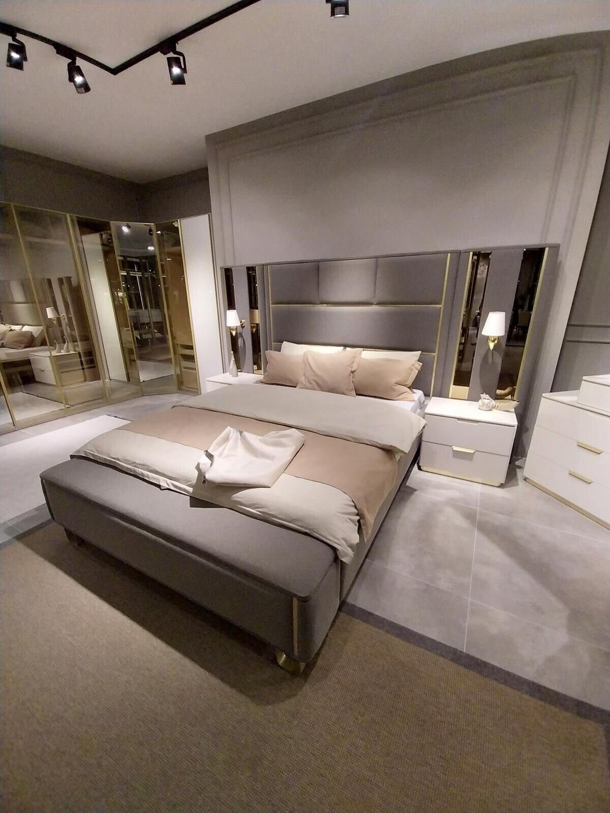 JVmoebel Holz, Bett, Made Nachttische Schlafzimmer-Set Doppelbett Bett (3-St., 2x Design in Europa Nachttische), Möbel Schlafzimmer 3tlg.